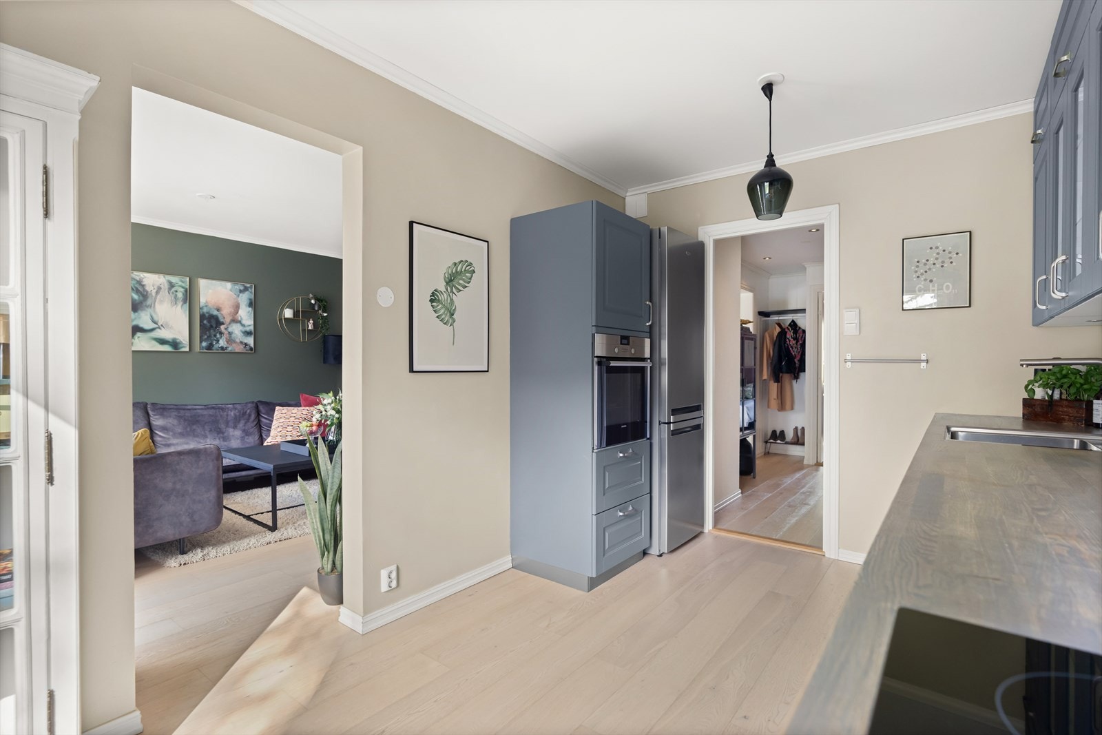 Kjøkkenet har inngang både fra stue og fra entré. Galleribilde