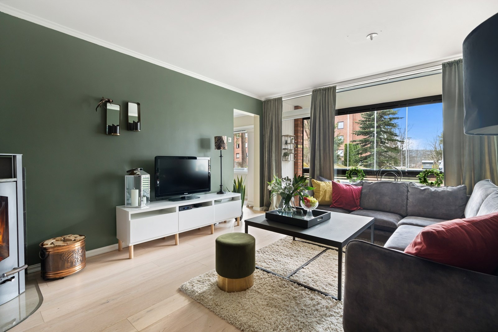 Stuen er et sosialt oppholdsrom hvor du fint får plass til både sofagruppe og spisebord. Galleribilde