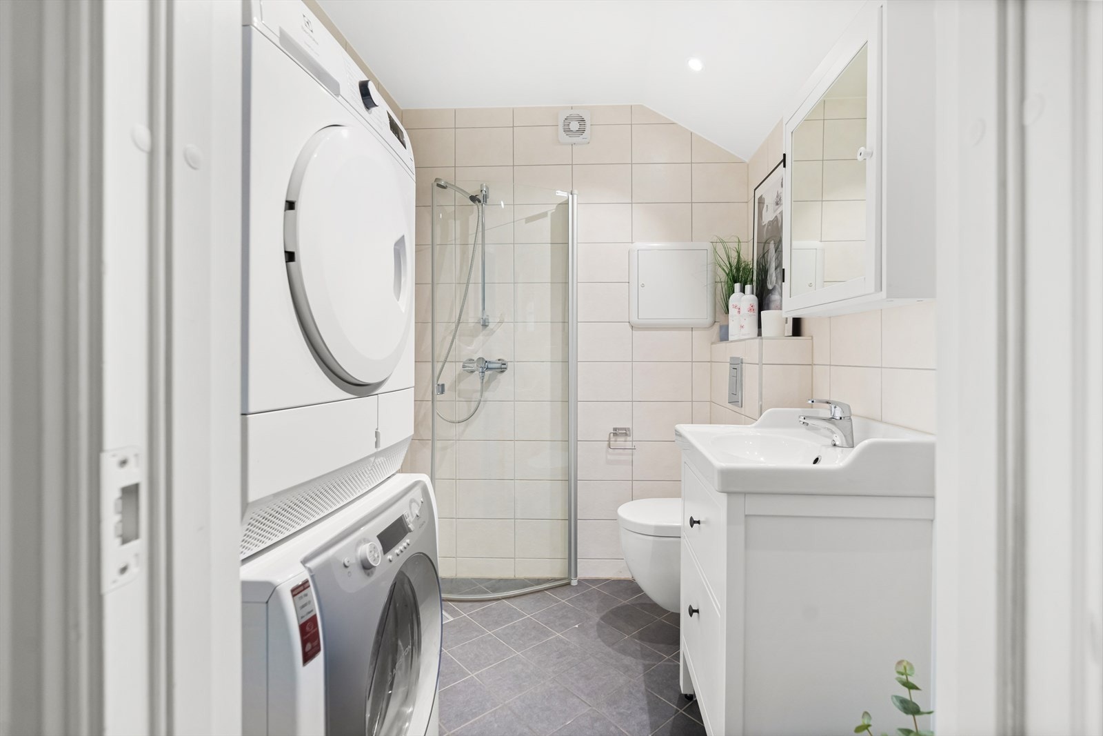 Badet ble totalrenovert i 2015 ved Svein Løkenflaen i Rørleggerservice AS. Rommet har flislagte vegger og gulv, samt malt tak. Galleribilde