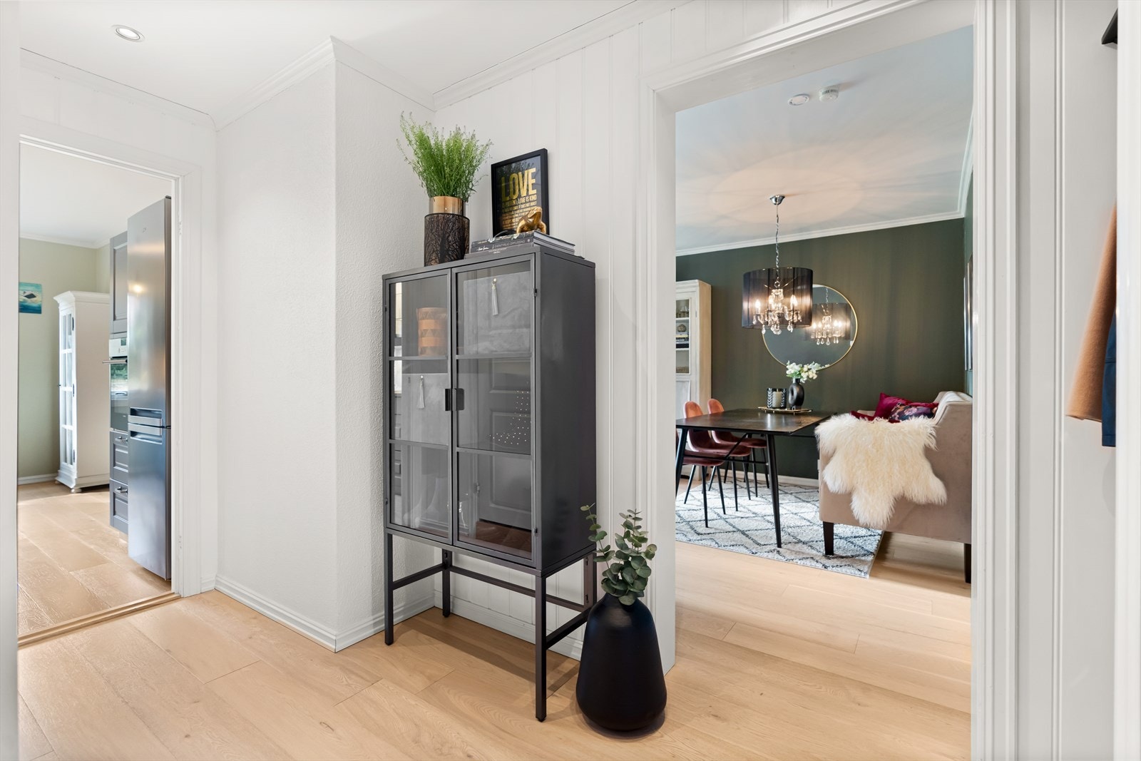 Her er det plass til å henge fra seg yttertøy på knaggrekke, og det er god plass til ulike oppbevaringsmøblement. Galleribilde