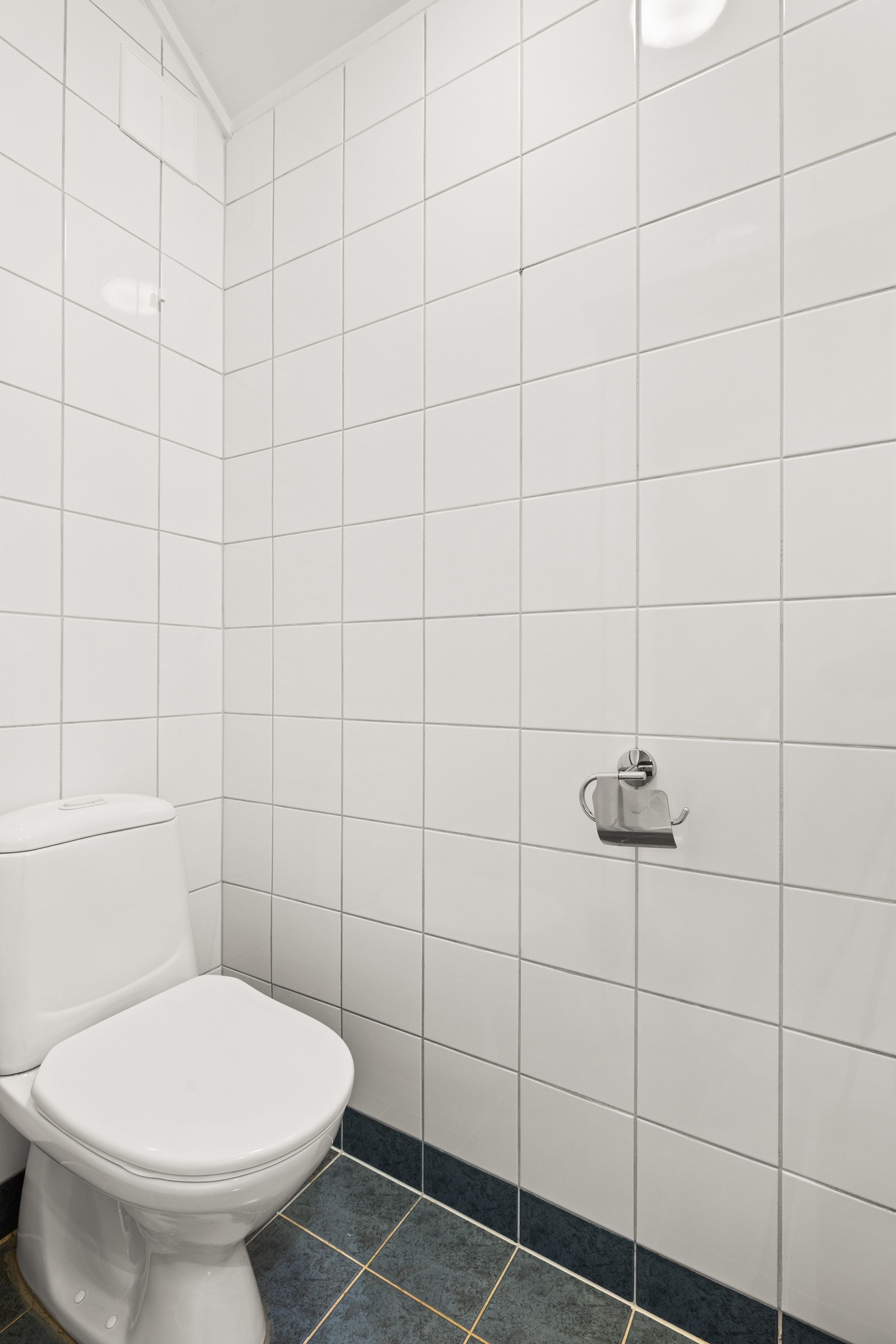 Separat wc med gulvmontert toalett. Galleribilde