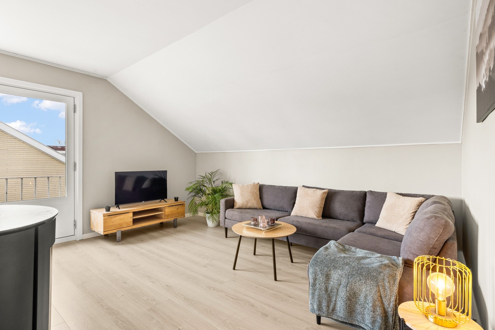 Vegger med sparklet og malte gipsplater og murvegger, som er malt i 2025. Galleribilde