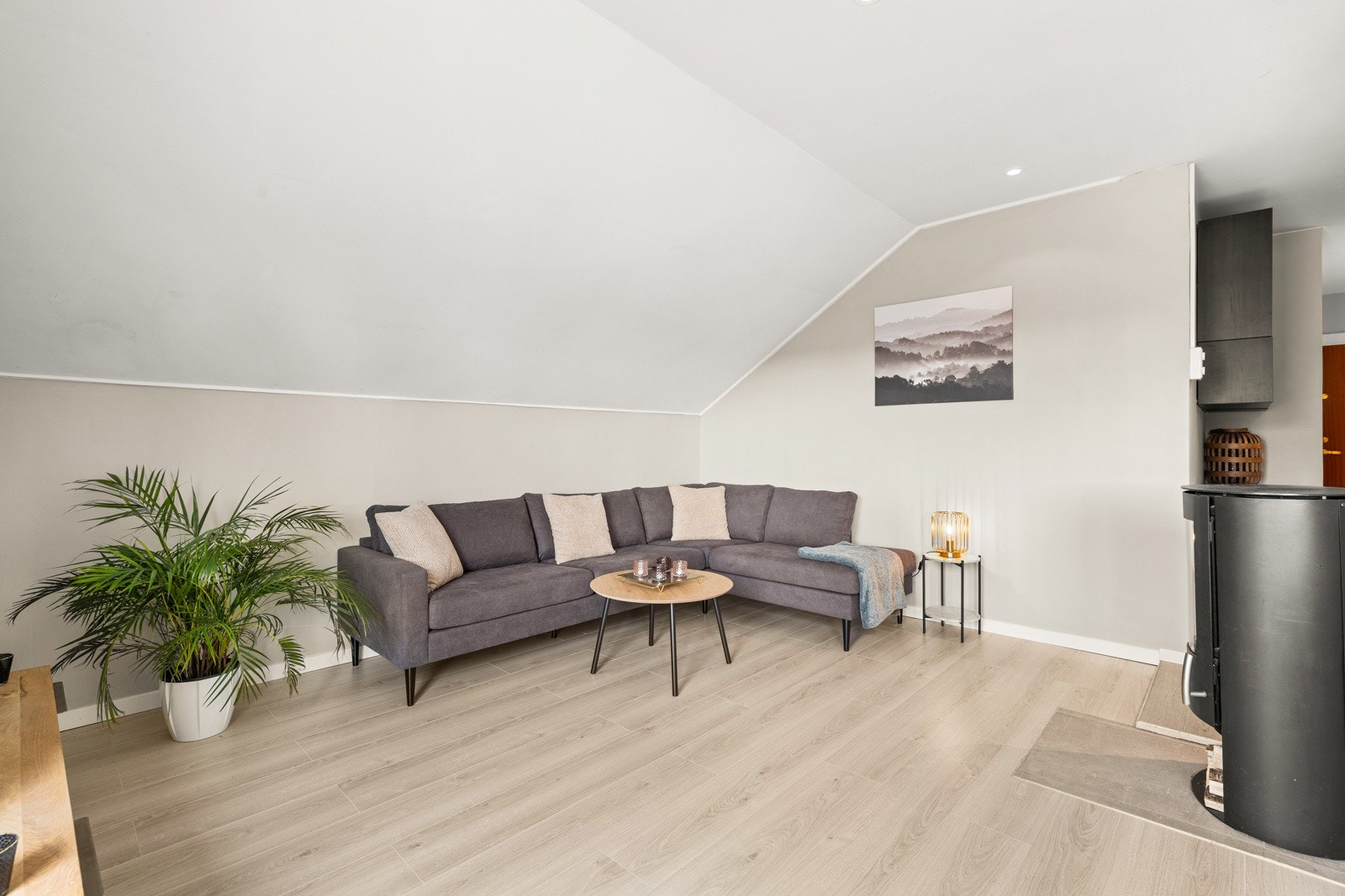 Stor og innbydende stue. Det ble lagt nye gulv i 2025. Galleribilde