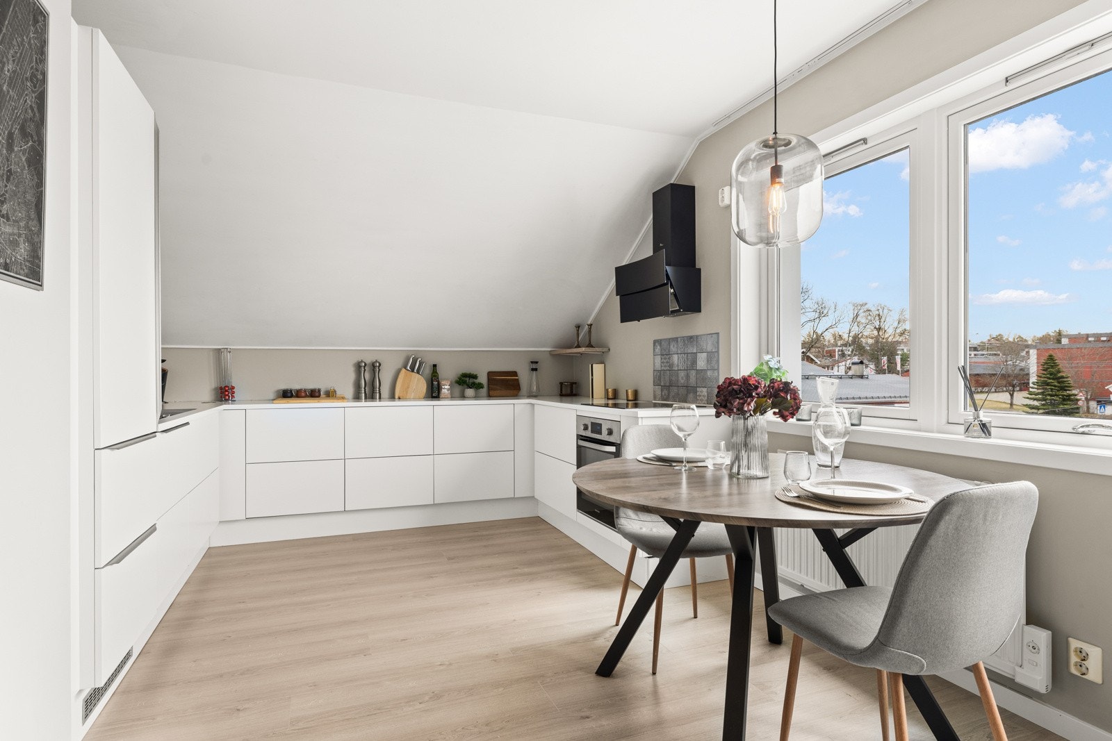 Lekker og moderne Aubo kjøkkeninnredning fra 2018, med glatte hvite skapfronter. Galleribilde