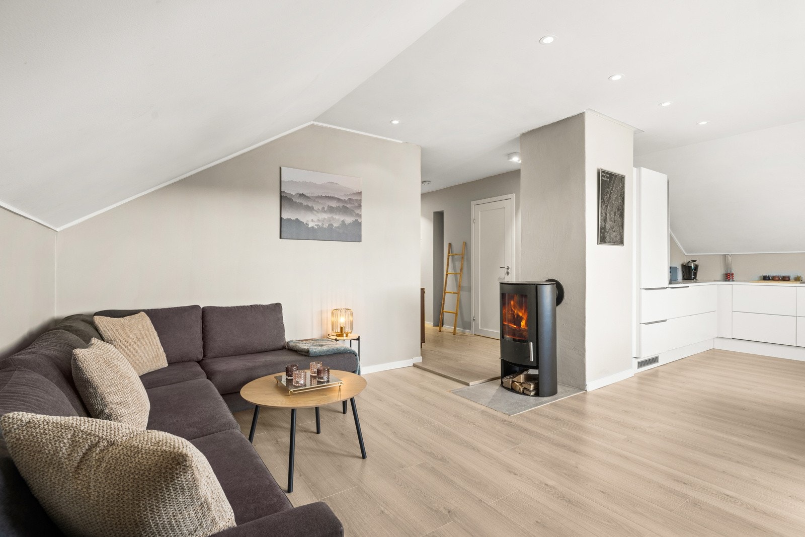 God plass til sofagruppe med tilhørende bord i stuen. Galleribilde