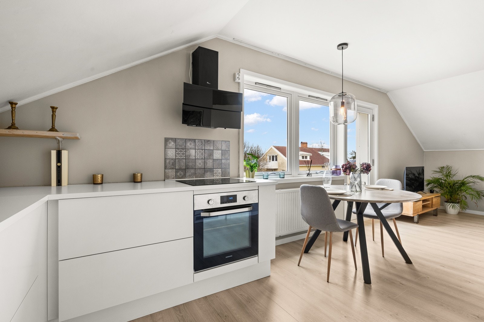 Du får god plass til å innrede med et spisebord i tilknytning til kjøkkenet. Galleribilde