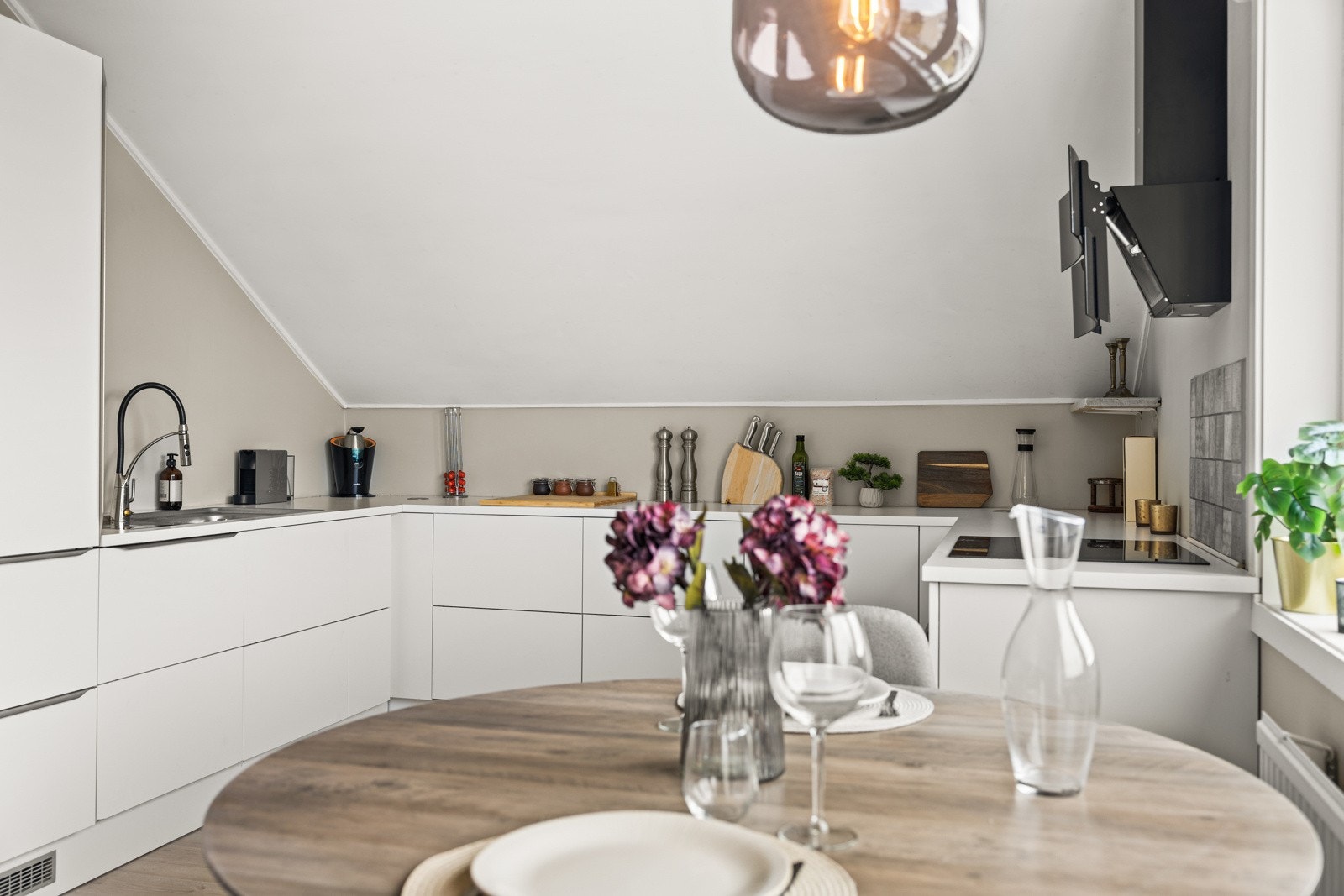 Integrert oppvaskmaskin, kjøleskap/fryseskap, stekeovn og induksjonstopp. Galleribilde