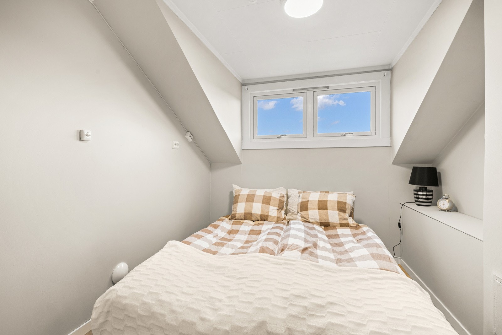 Soverom med god plass til dobbeltseng. Galleribilde