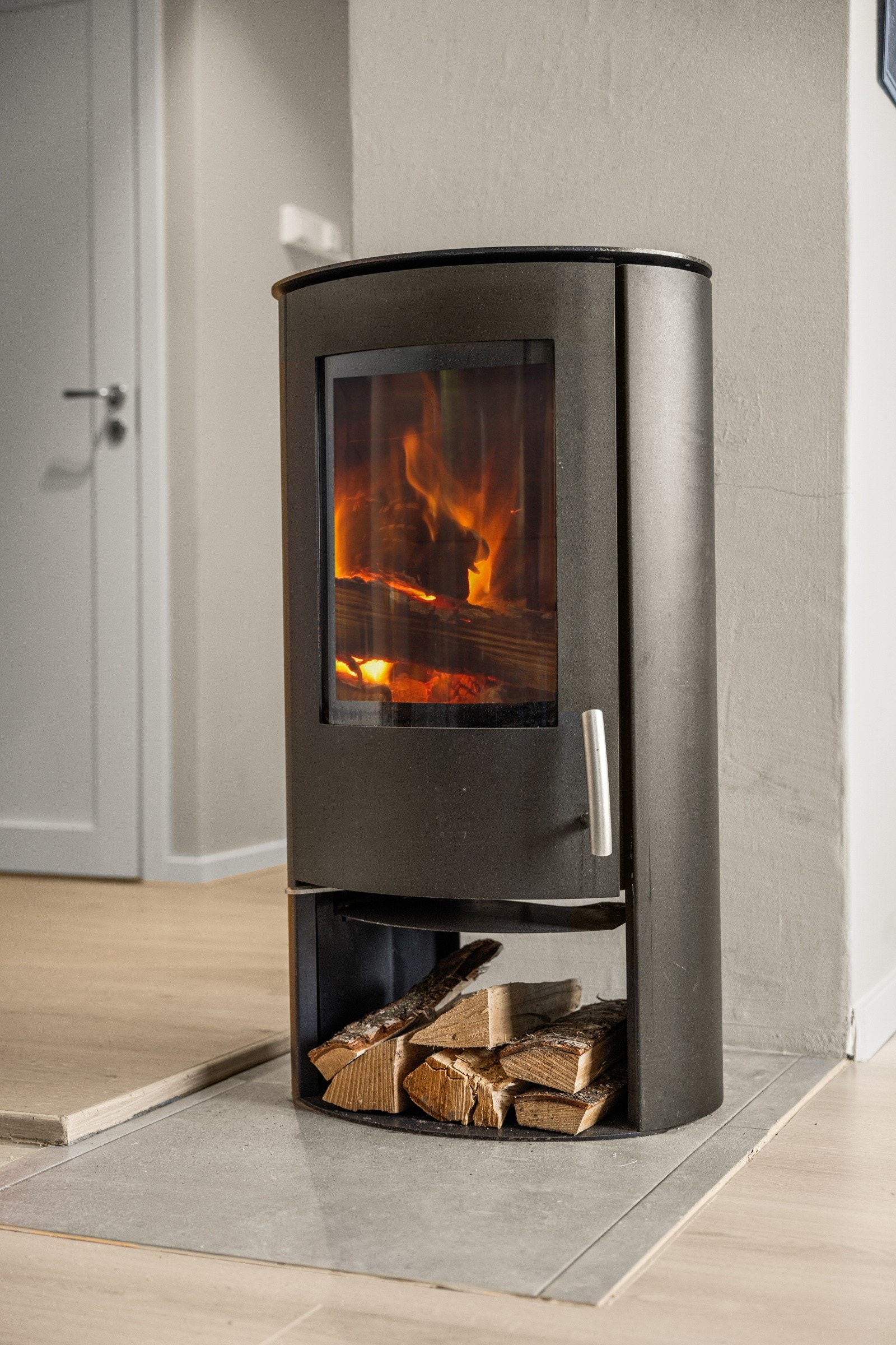 Rentbrennende peisovn fra TermaTech i stue. Ny i 2017. Piperehabiliteringen i blokkene ble ferdigstilt oktober 2023. Galleribilde