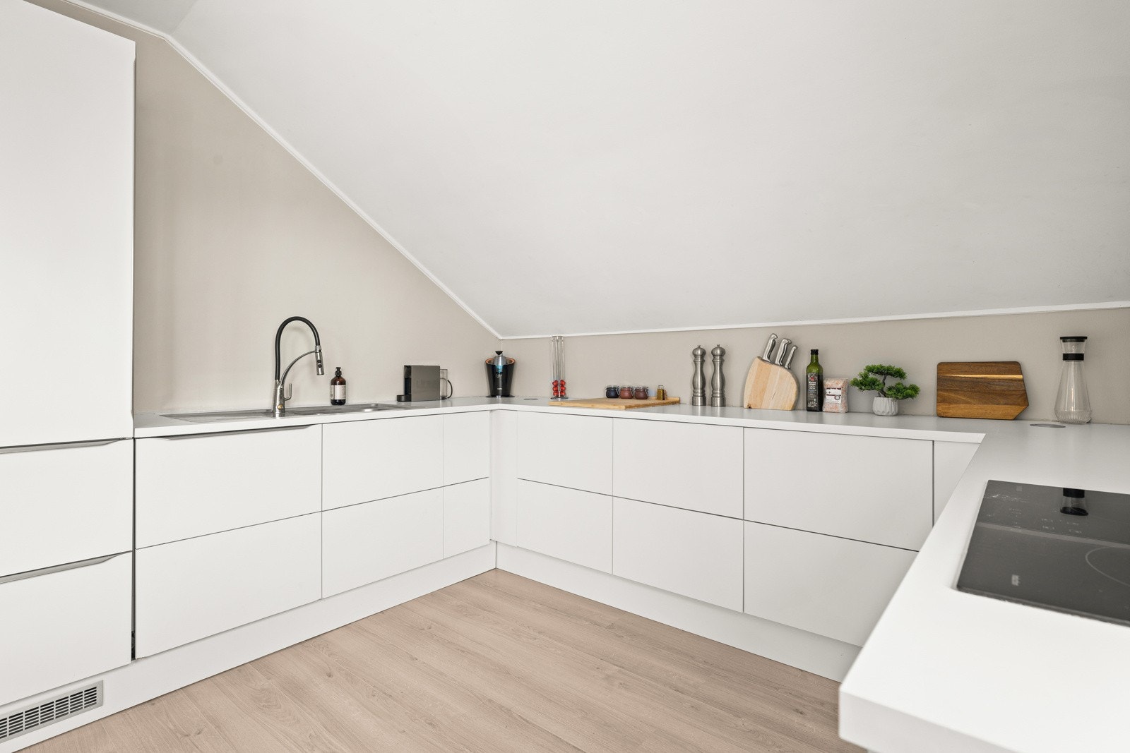 Kjøkkenet oppleves som delikat og moderne. Galleribilde