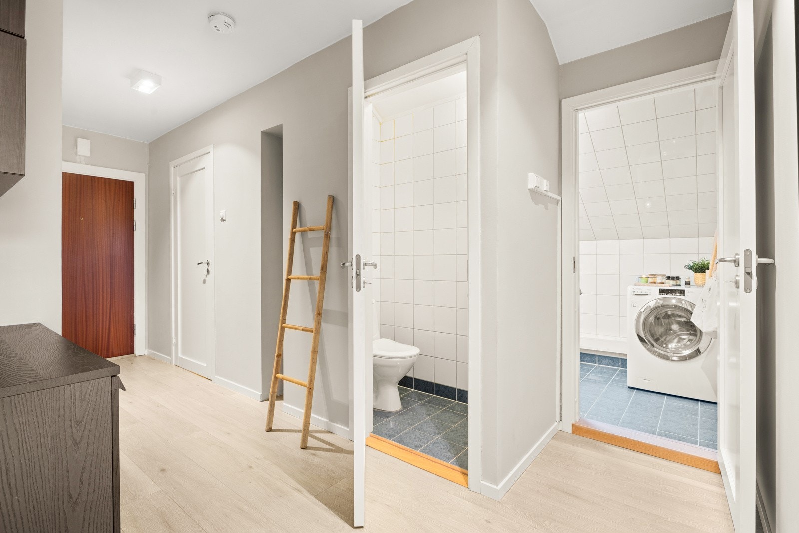 Entréen fungerer som et knutepunkt for alle rommene i leiligheten. Galleribilde