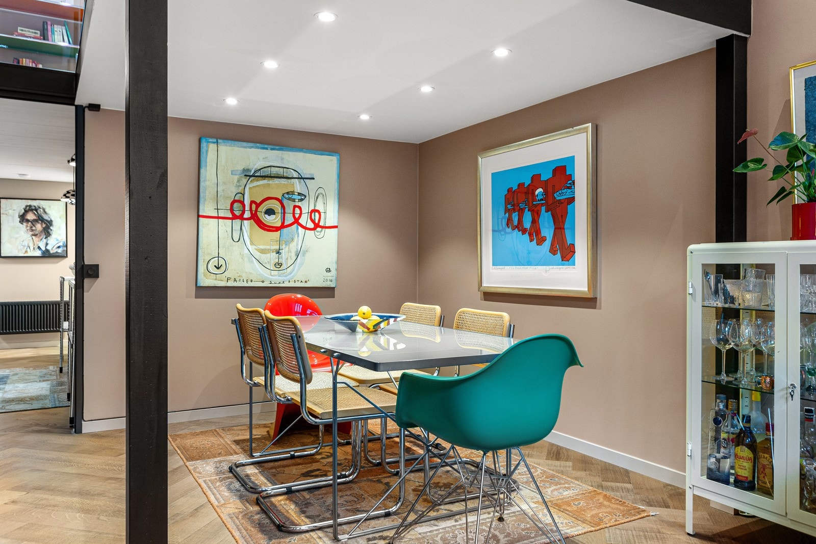 I stuen er det en sone som passer utmerket for spisegruppe. Galleribilde