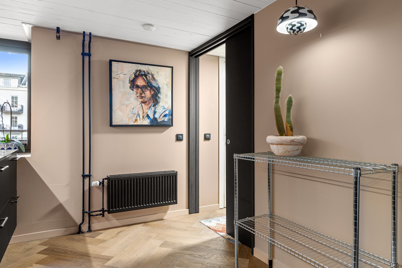 Entréen er innredet med en stor skyvedørgarderobe og har adkomst til kjøkken. Galleribilde