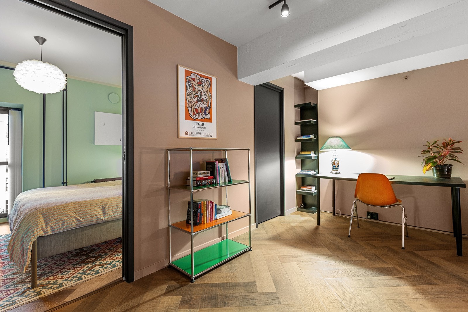 Fra soverommet er det adkomst til et omkledningsrom. Galleribilde