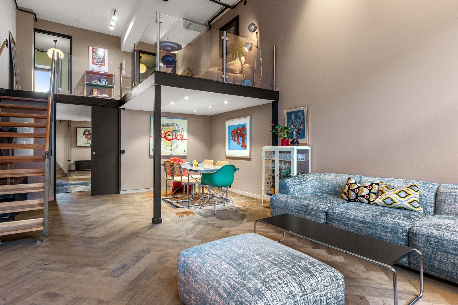 Dette er en stilig New-York inspirert designleilighet over to plan beliggende i hjertet av Grünerløkka. Galleribilde