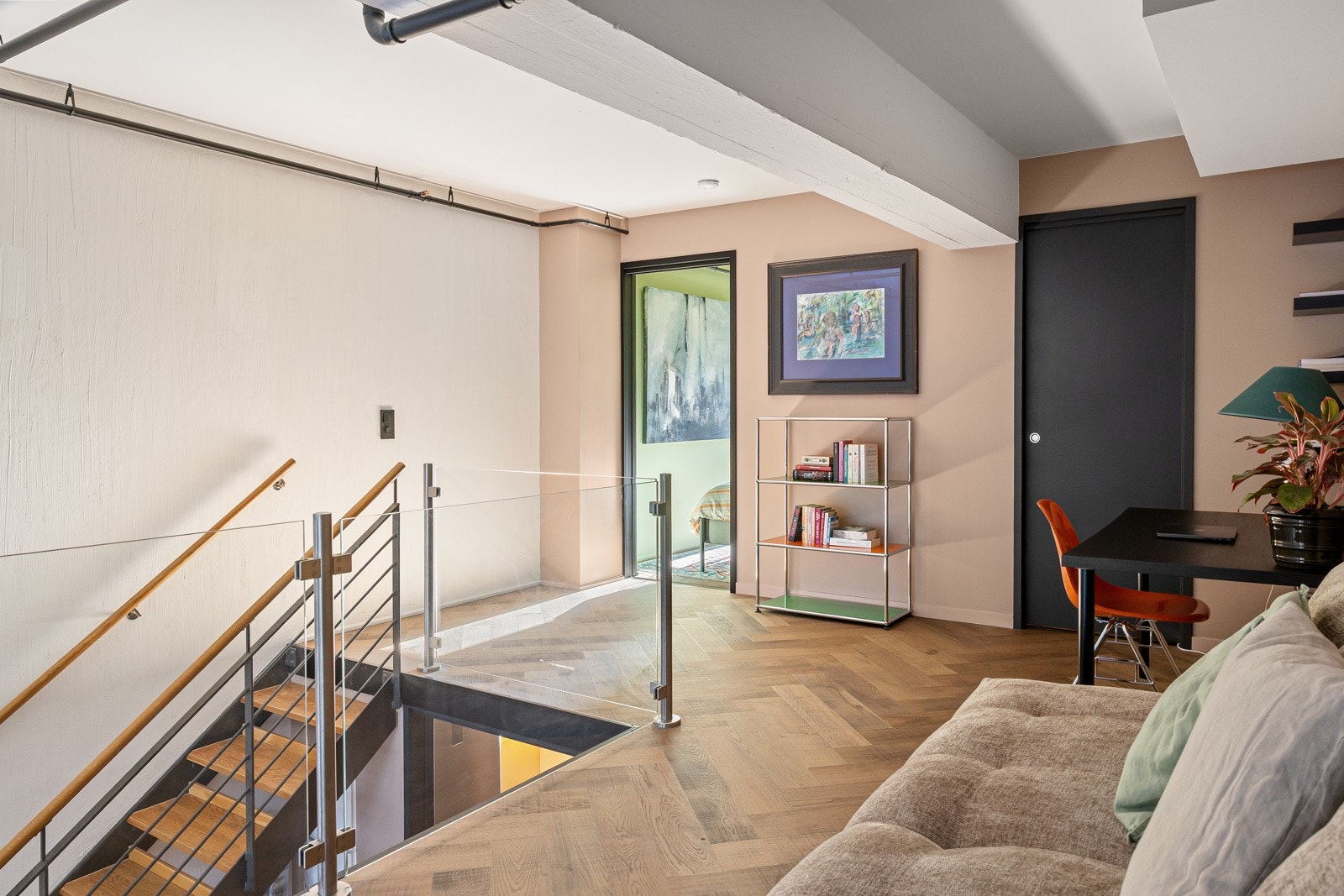 Stuen passer utmerket som loftstue/kontor med plass til sofagruppe, tv og kontorløsning. Galleribilde