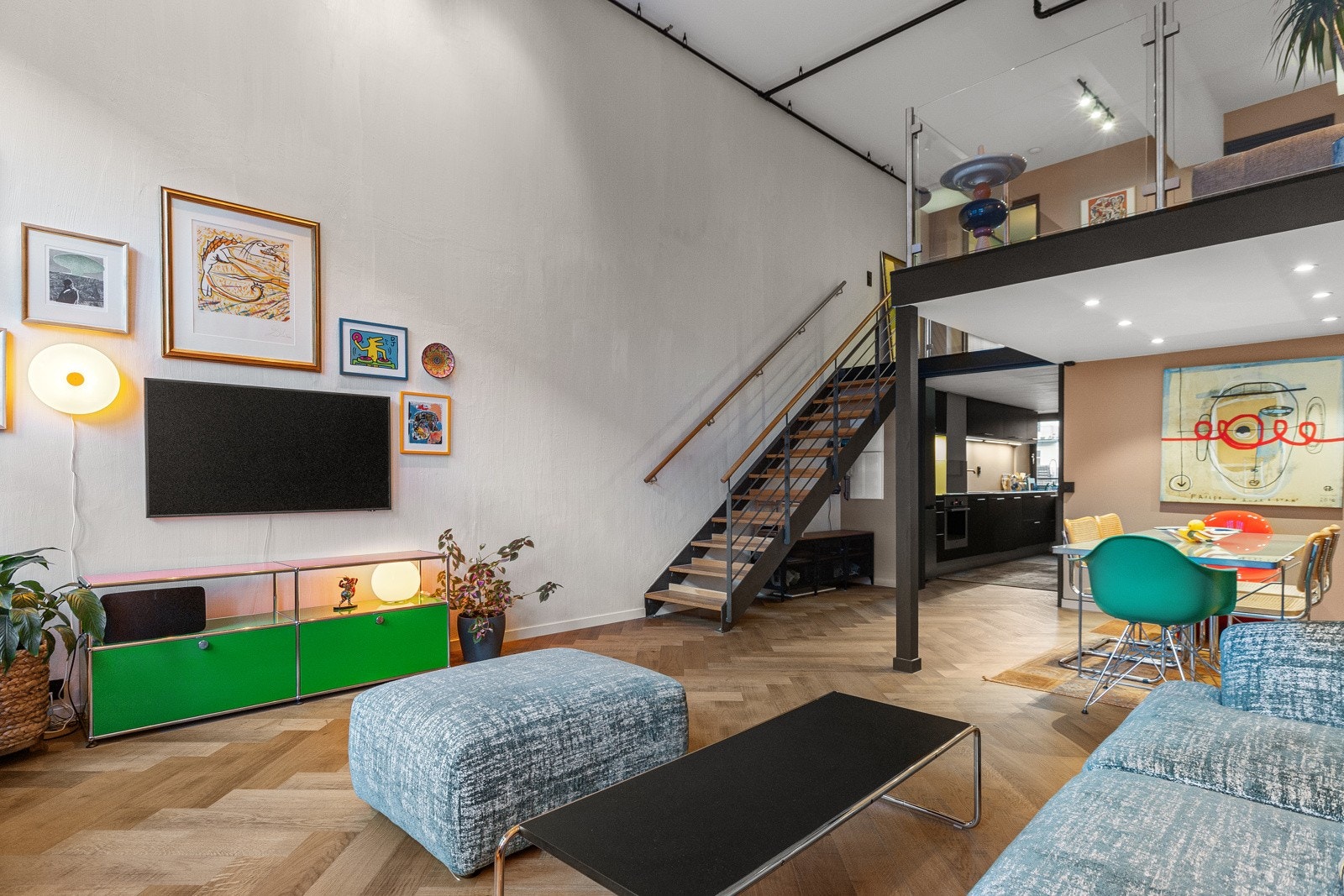 Stuen i leiligheten er romslig og flott opplyst med store vindusflater som gir rikelig med naturlig lys, og skaper en god atmosfære. Galleribilde