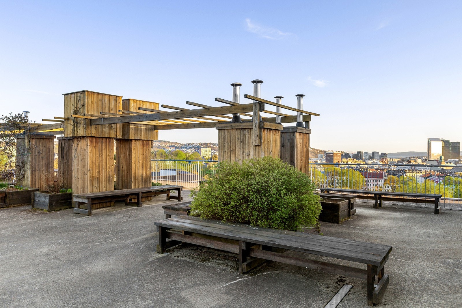 Leiligheten ble vesentlig modernisert i 2023 med flere gjennomtenkte og påkostede materialvalg. Galleribilde