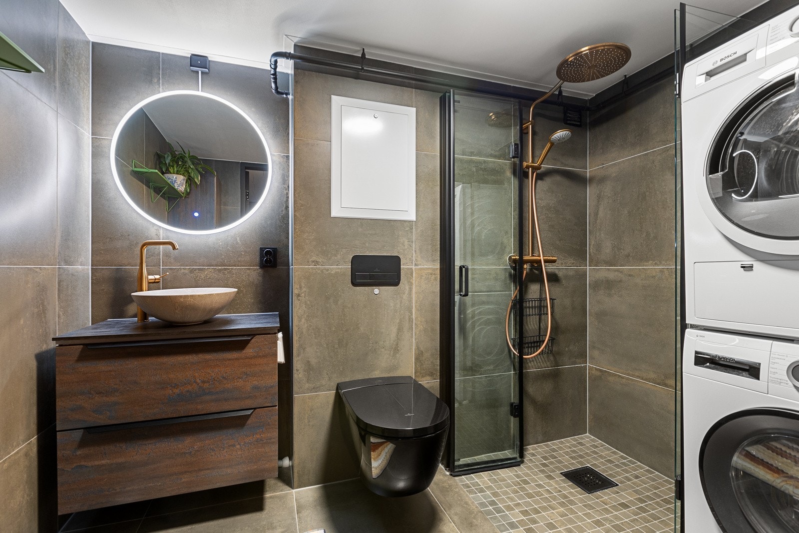 Romslig og pent flislagt bad, renovert i 2023, med elektriske varmekabler i gulv. Galleribilde