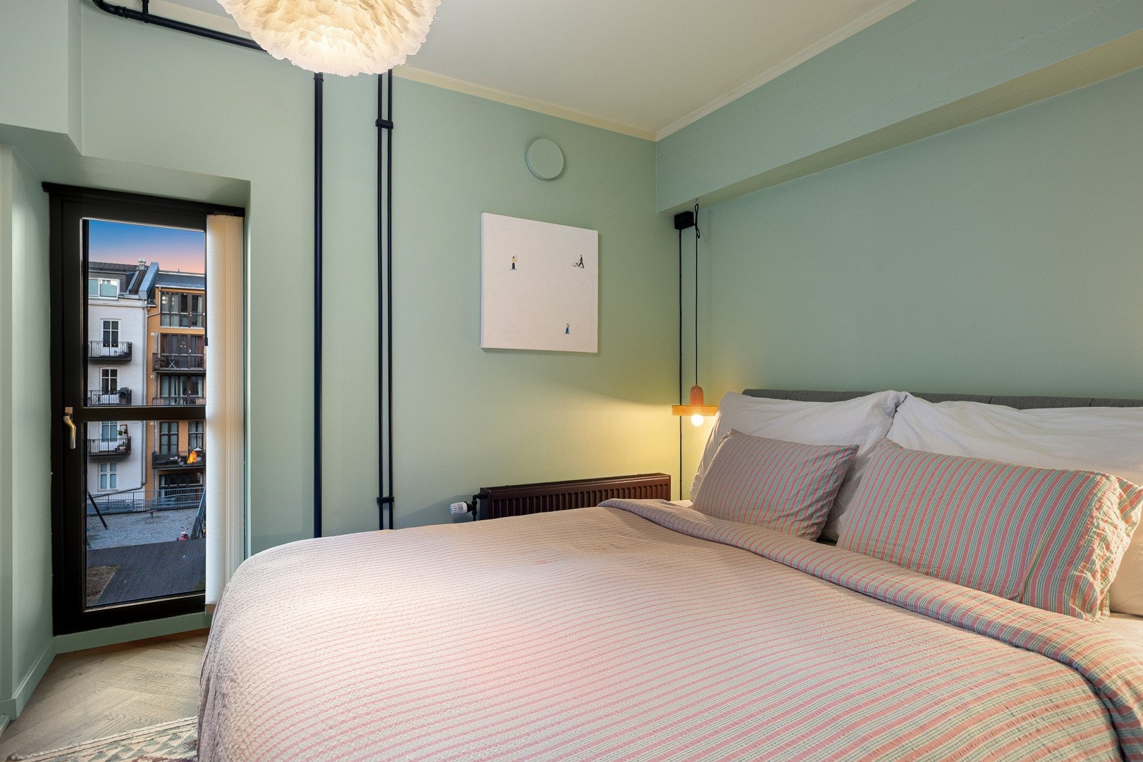 Soverommet er romslig med god plass til dobbeltseng og nattbord. Galleribilde