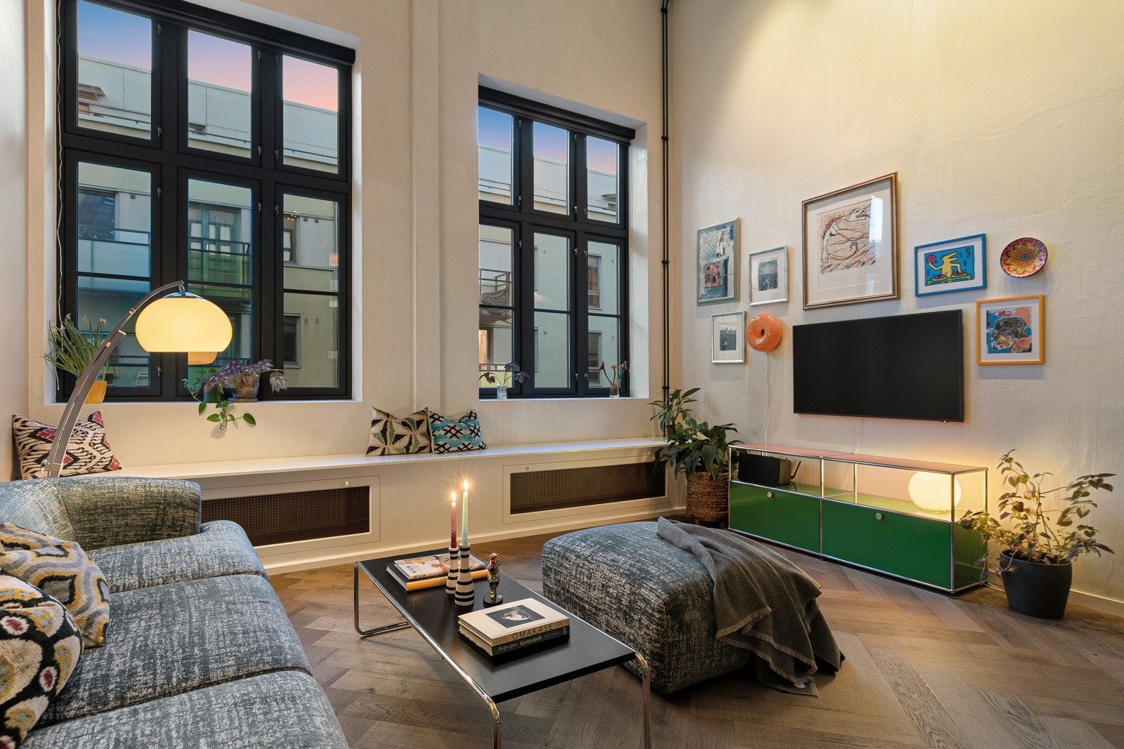 Alle rom i leiligheten har solskjerming, hvorav stuen er utstyrt med elektrisk løsning. Galleribilde