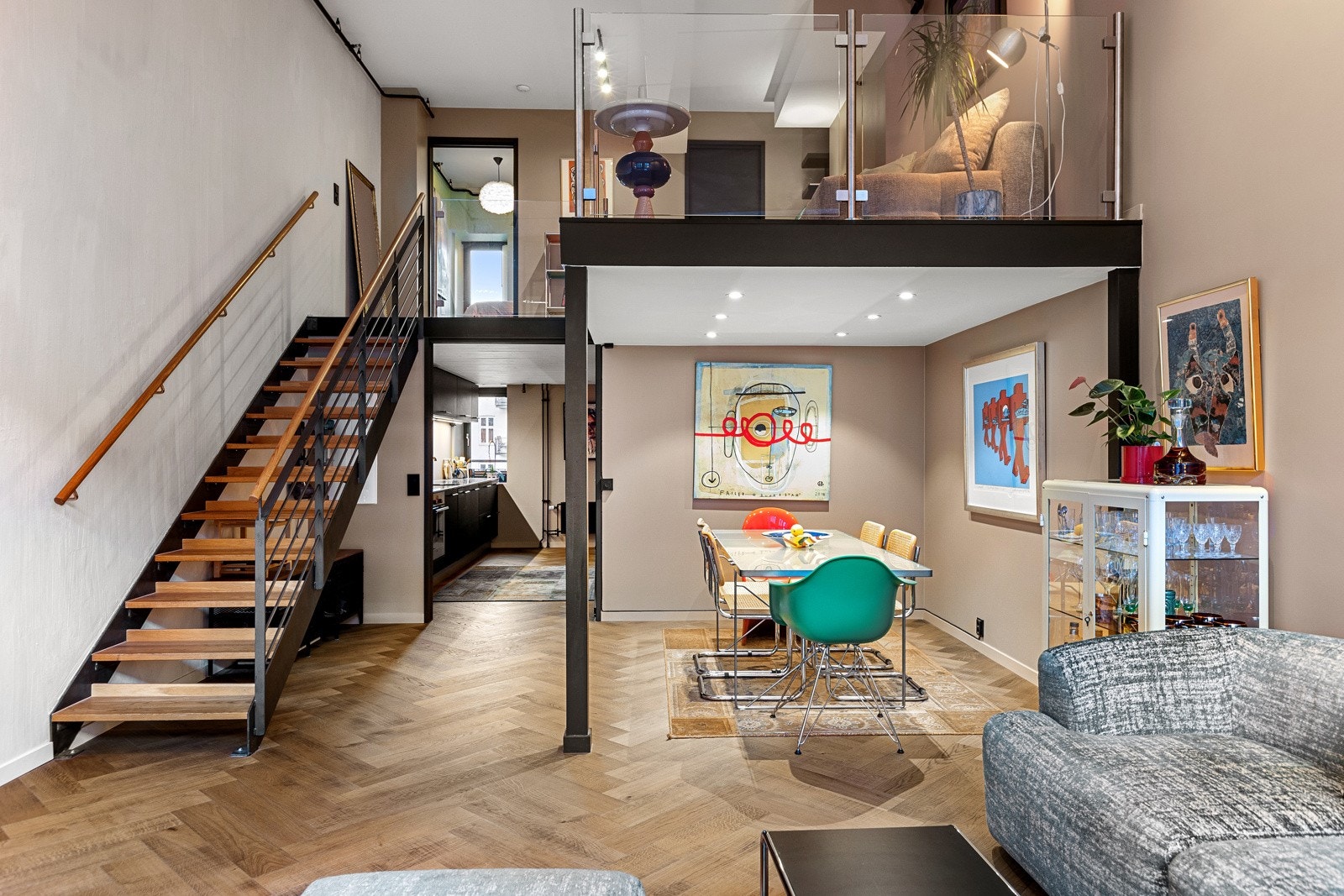 Trapp fra stuen fører opp til en innbydende mesanin med egen stue, soverom og omkledningsrom. Galleribilde