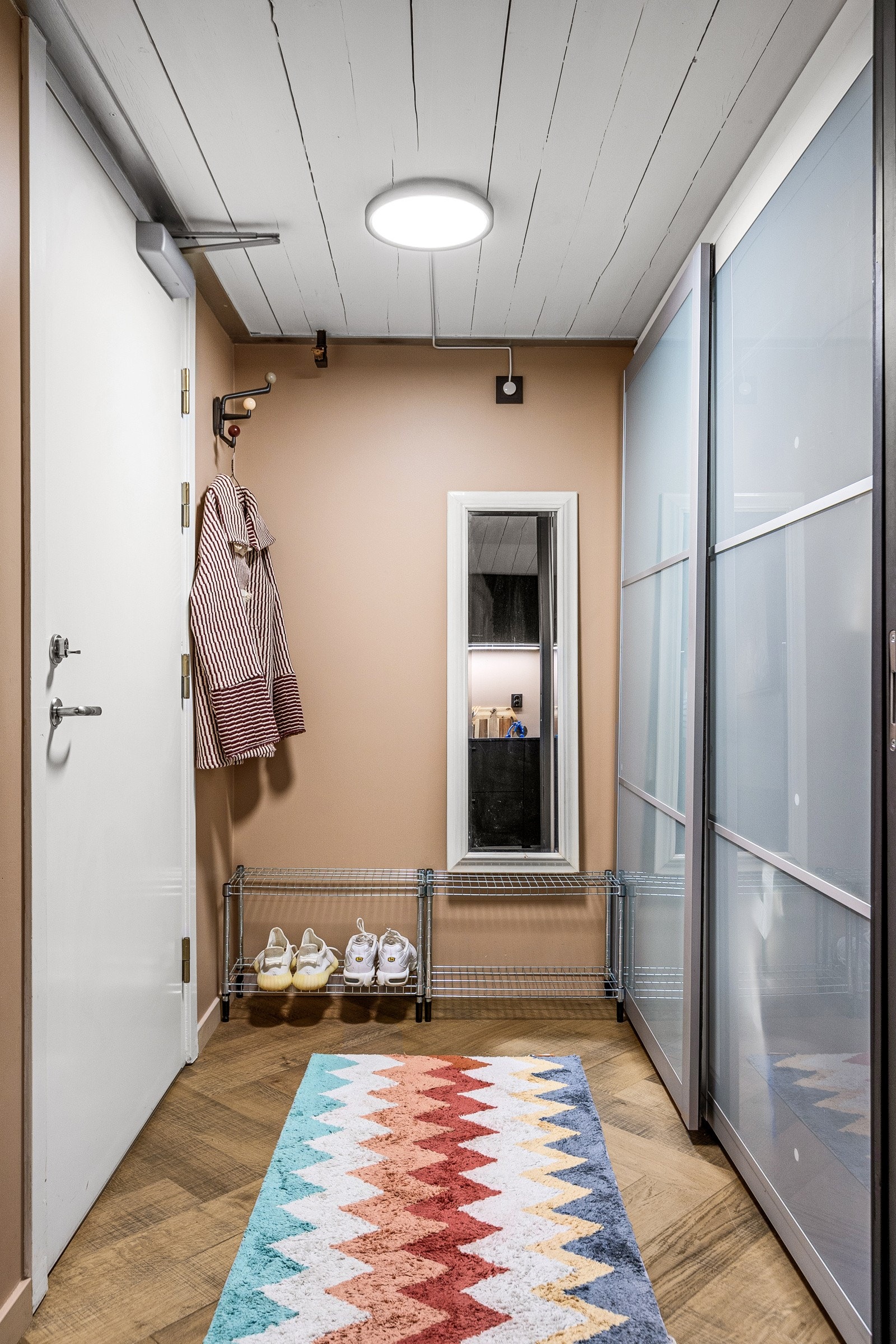 Hyggelig entré som gir et godt førsteinntrykk og fungerer som det naturlige knutepunktet i leiligheten. Galleribilde