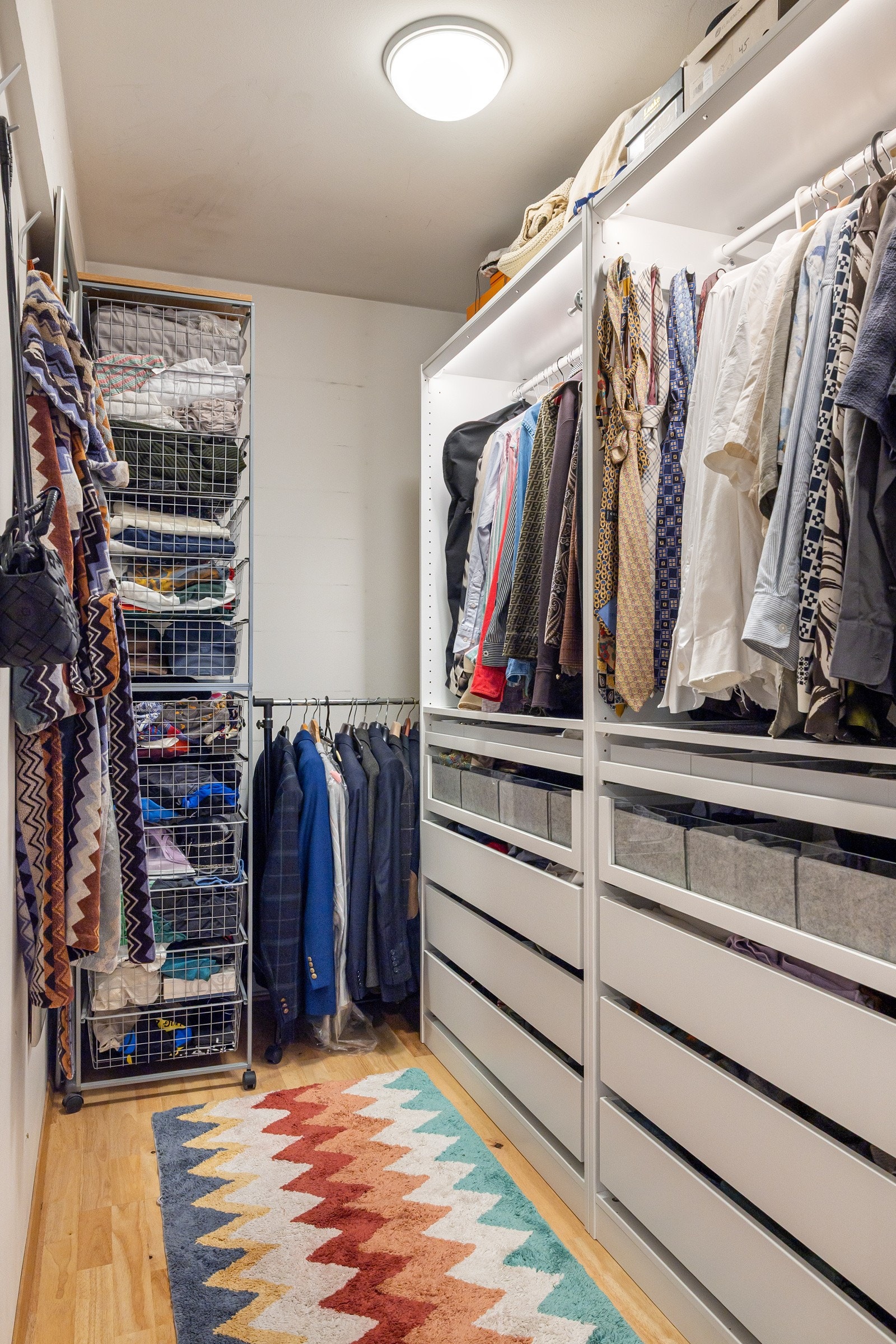 Omkledningsrommet er innredet med en stor garderobeløsning som gir praktisk oppbevaringsplass for klær og sengetøy, og bidrar til et ryddig og organisert rom. Galleribilde