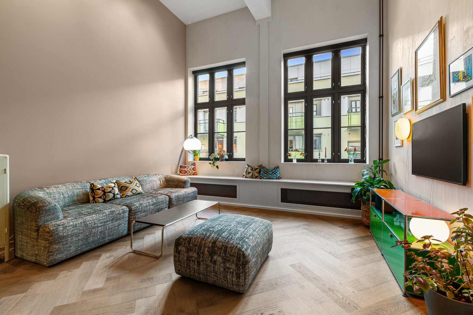 I stuen er det plassbygd benk/radiatorbenk under stuevinduene som både skjuler radiatorene og fungerer som praktisk oppbevaringsplass. Galleribilde