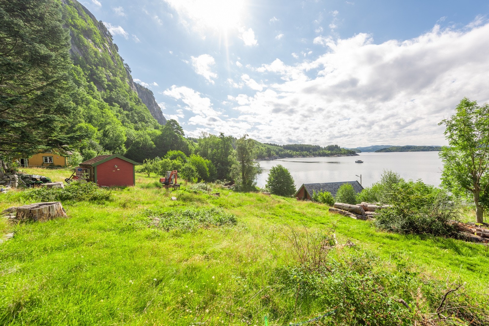 Sjeldent idyllisk beliggende eiendom på Halsnøy i Ryfylke. Galleribilde