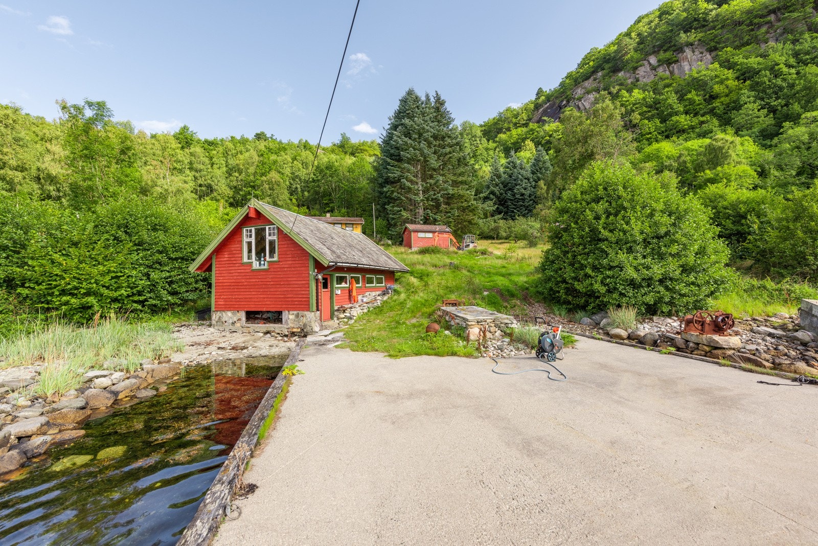 Felles brygge med naboeiendommen. Galleribilde