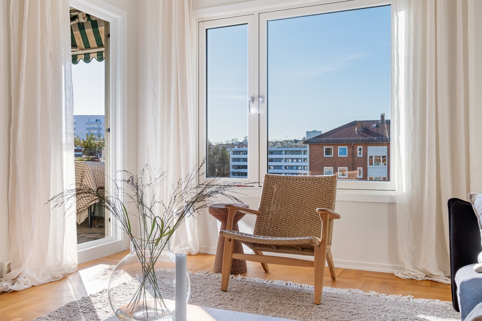 Leiligheten ligger i øverste etasje, på enden av bygningen. Galleribilde