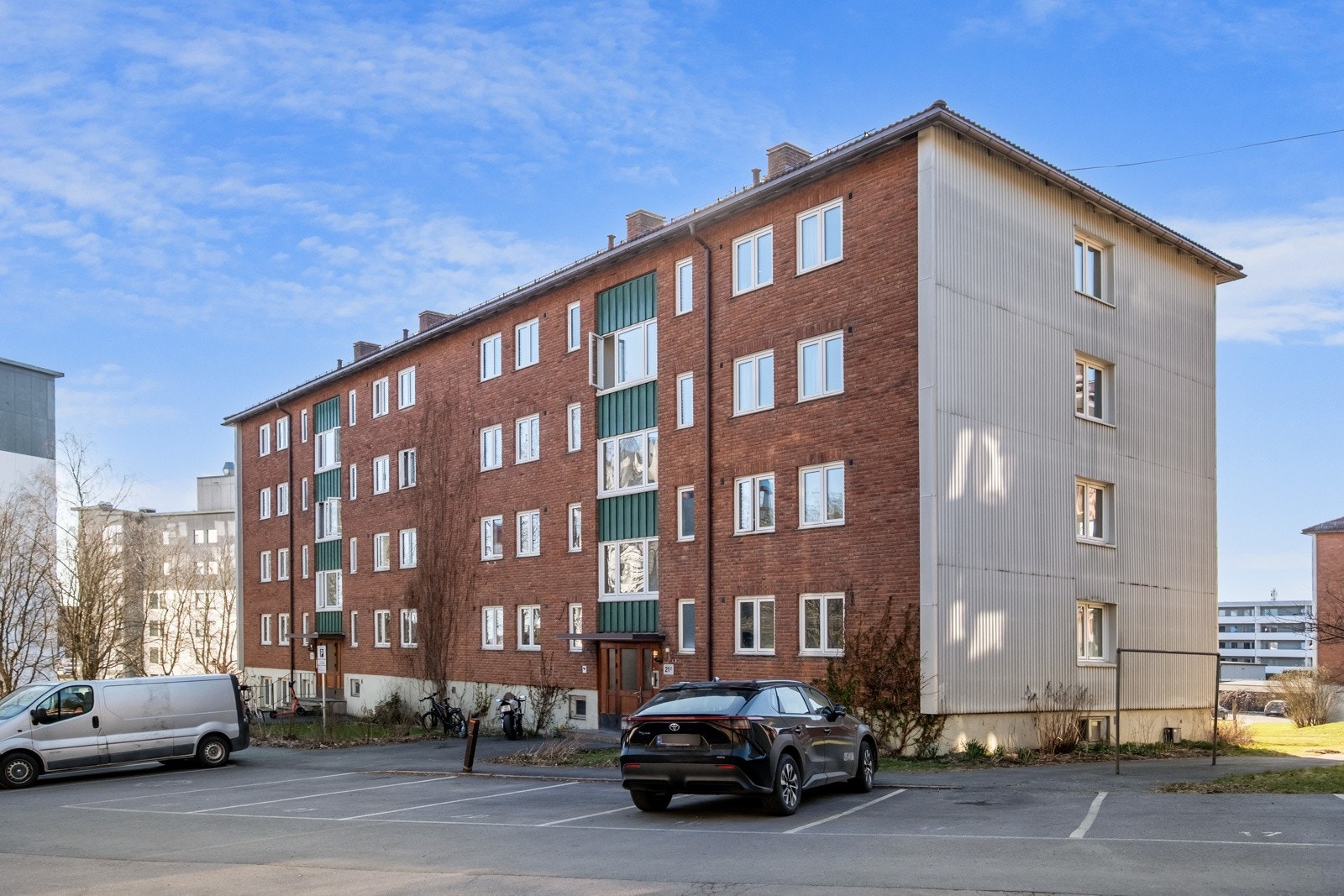 Området har et rikt utvalg av turmuligheter, samtidig som det er kort vei til butikker og offentlig kommunikasjon med buss og t-bane. Galleribilde