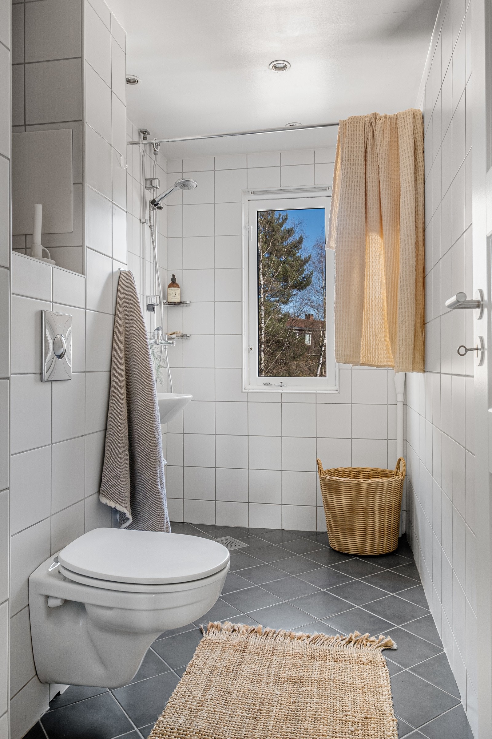 Vindu på badet gjør det enkelt å lufte. Galleribilde