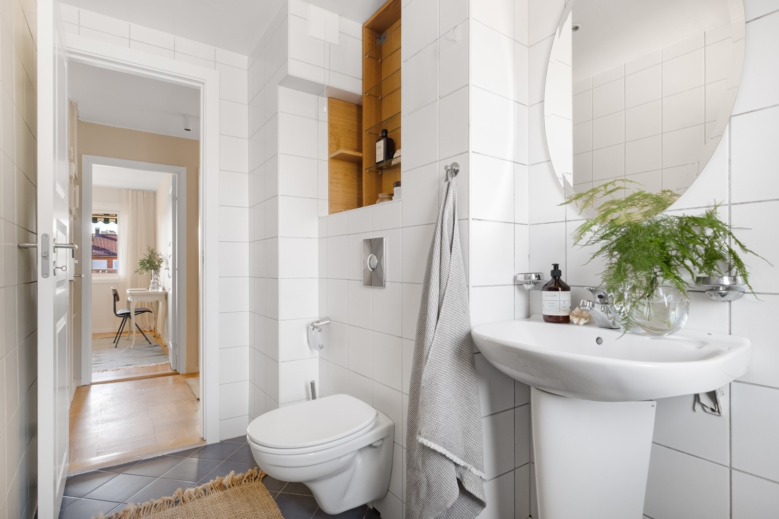 Badet har en praktisk utforming og innredning. Galleribilde