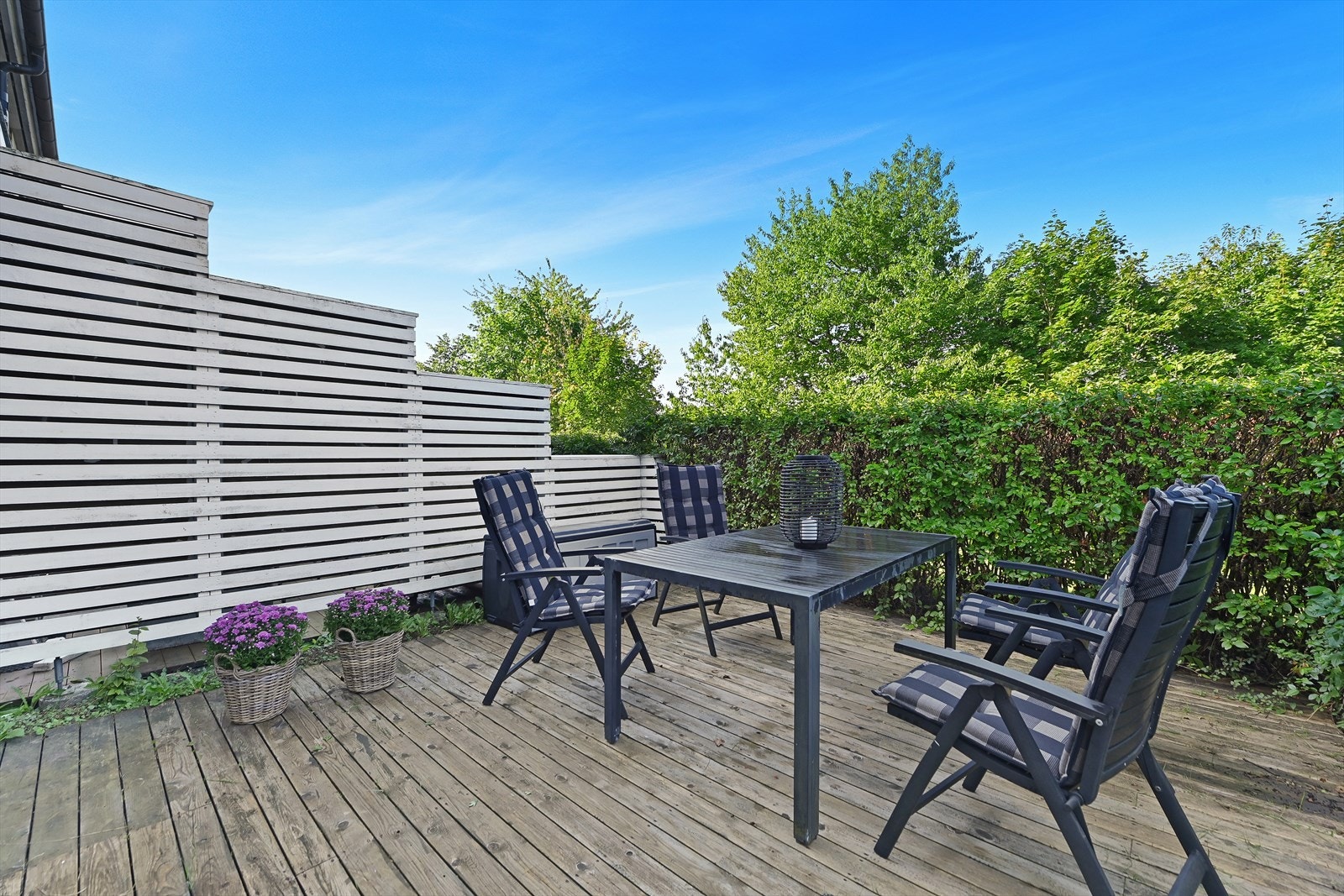 Romslig usjenert terrasse mot vest. Galleribilde