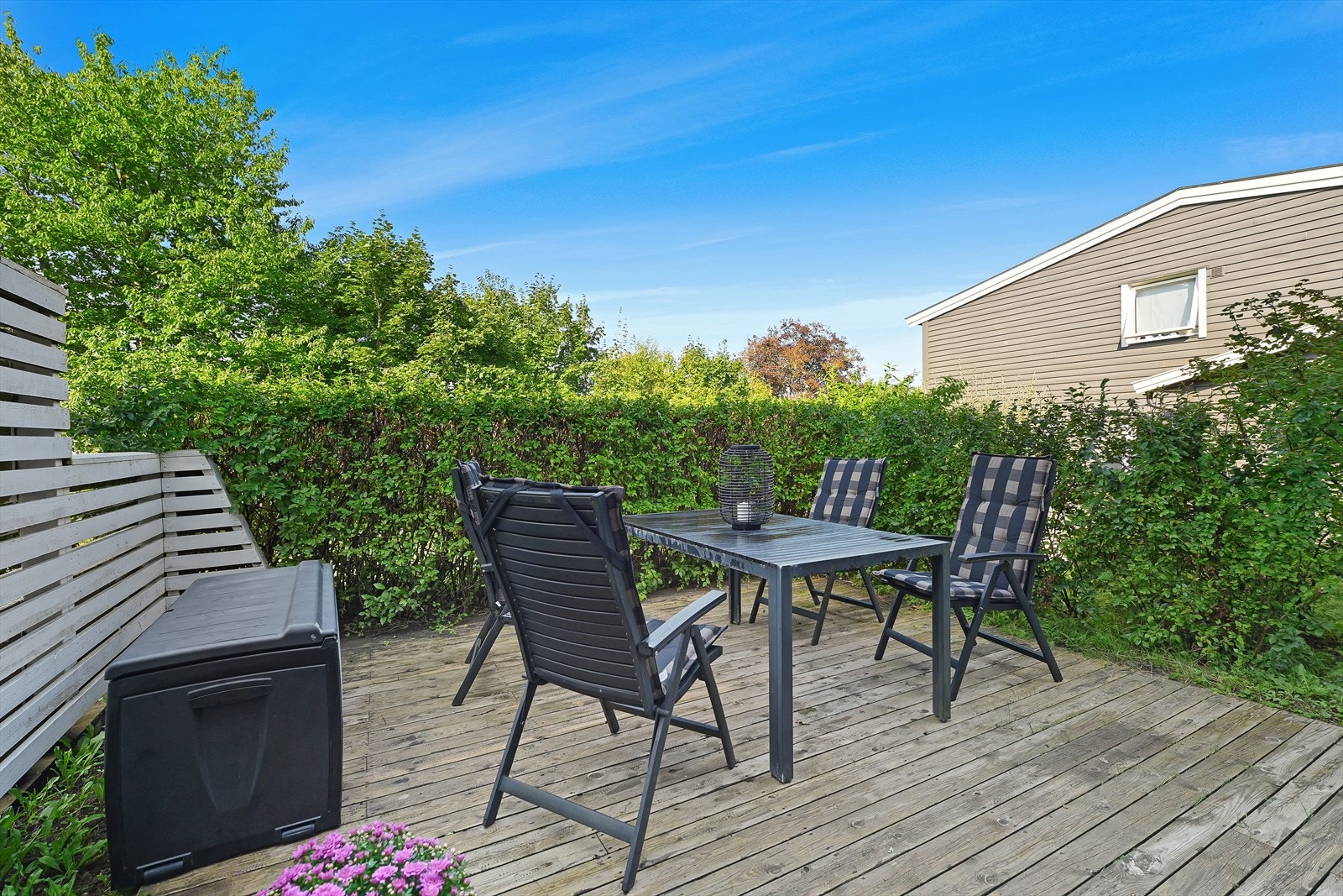 Fin terrasse på enden mot vest. Gode solforhold. Galleribilde