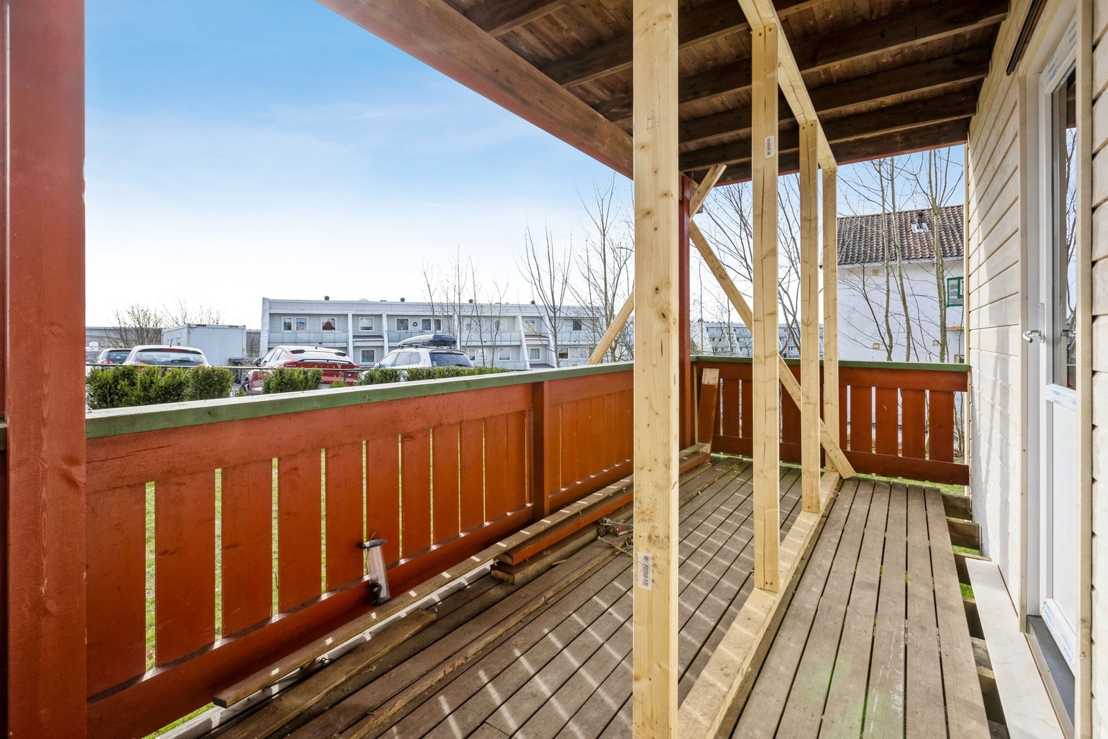 Overbygd veranda på 10 m2. Blir malt i en beige farge i vår. Galleribilde