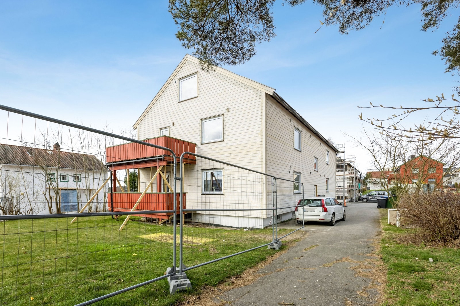 Uteområdet med felles grøntarealer. Parkeringsplass rett utenfor leiligheten. Galleribilde