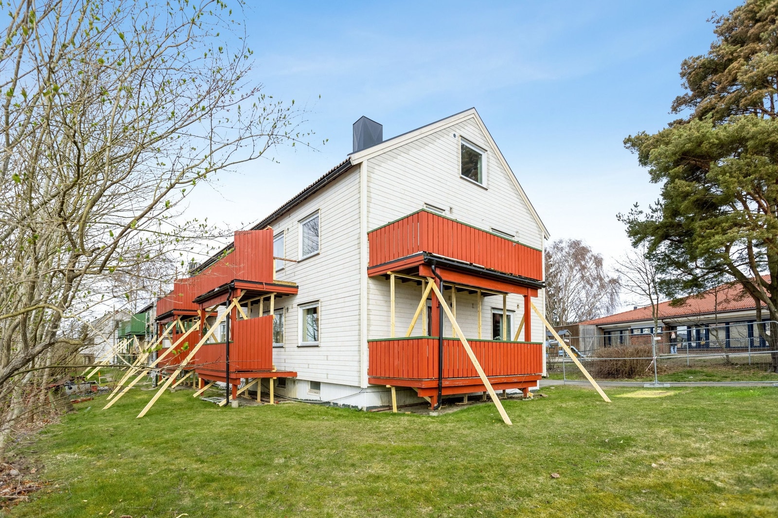 Borettslaget har etterisolert og skiftet kledning. Nye vinduer og verandadør er satt inn. Bygget blir malt i en nøytral beige farge i vår. Galleribilde