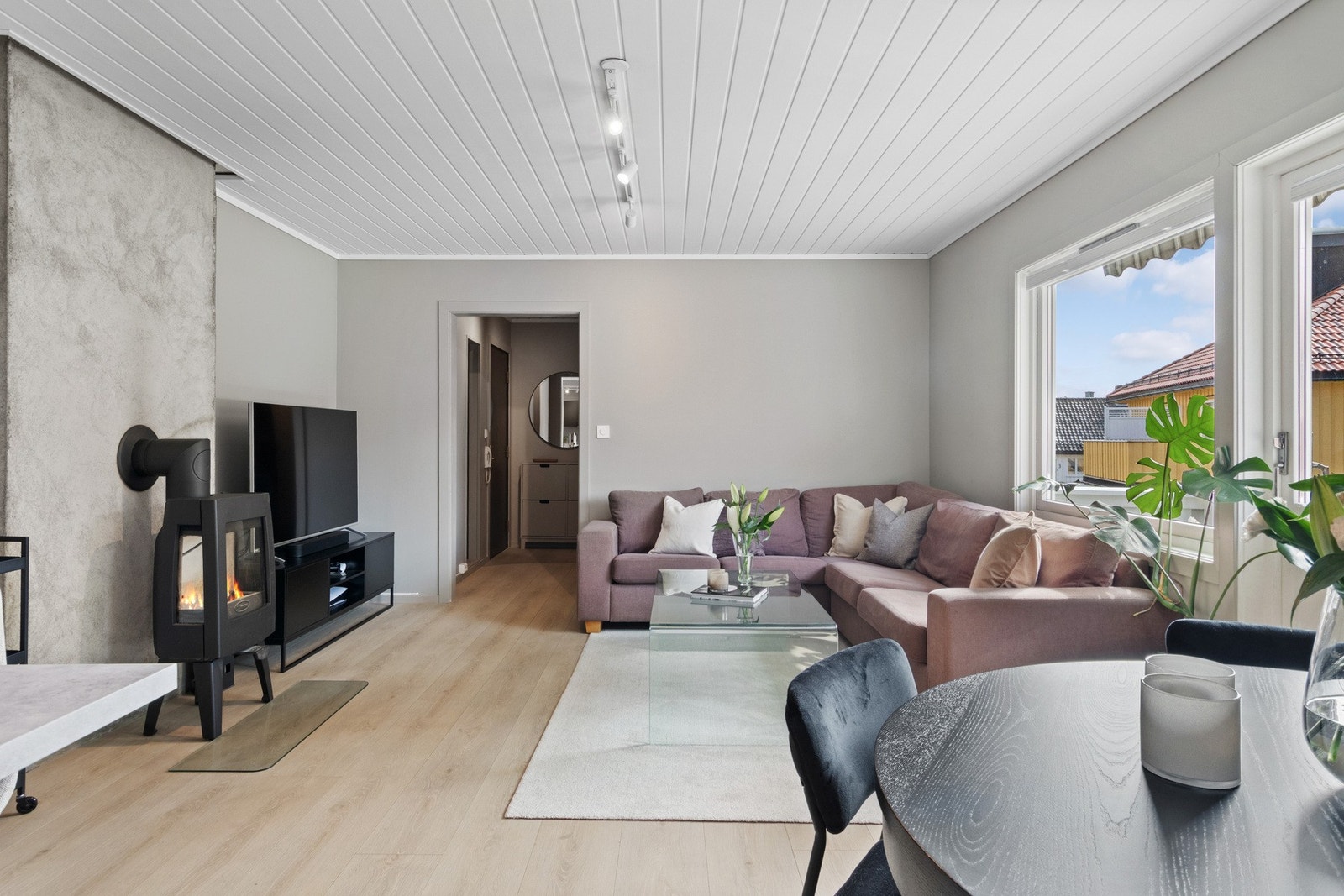 Flytt rett inn i Monrads gate 2, en romslig og stilfull 2-roms andelsleilighet på hjørnet i 2. etasje. Galleribilde