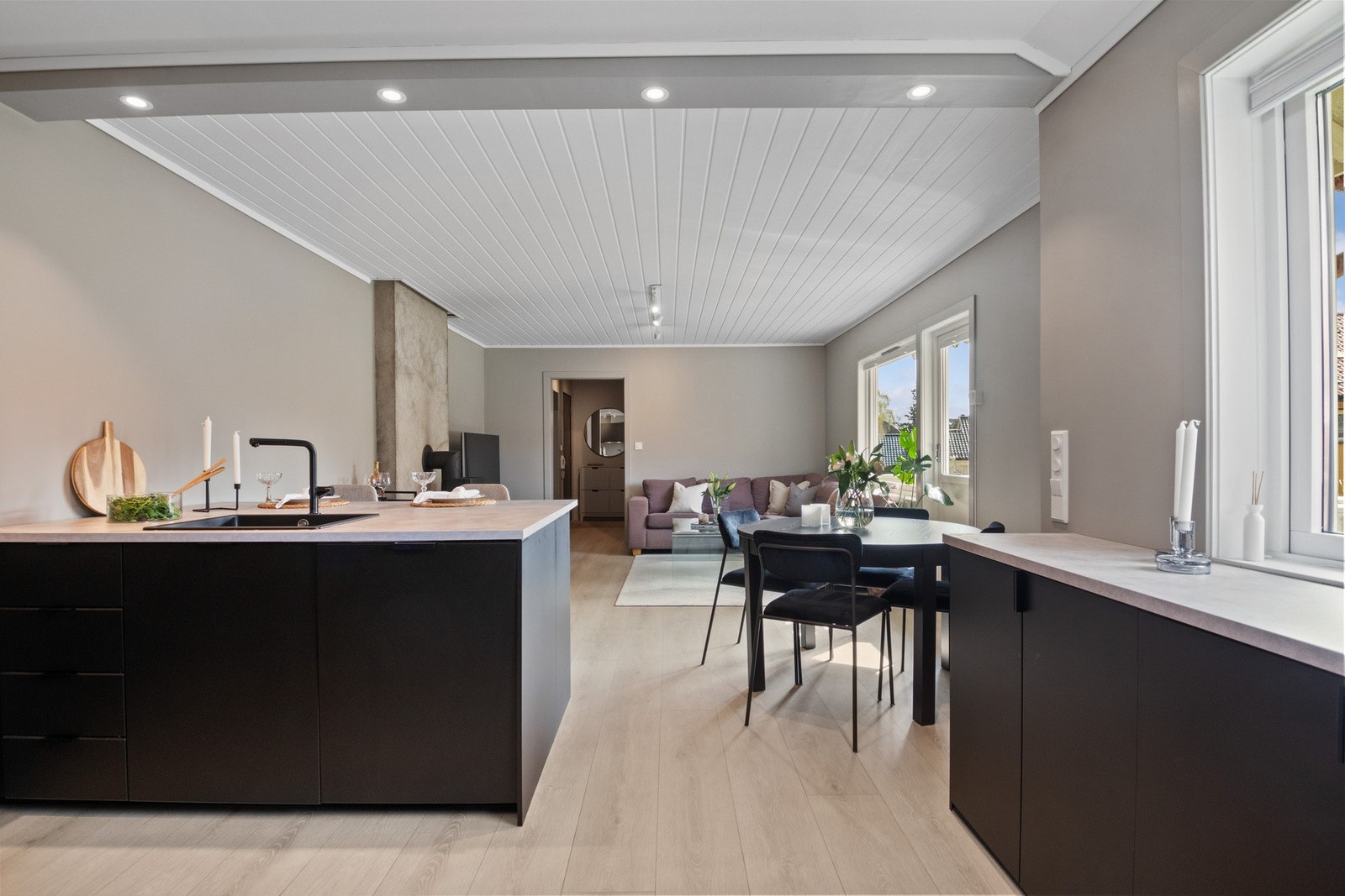 Sammen med kjøkkenet utgjør stuen et åpent og flott allrom, med praktisk utforming og fint lysinnslipp via store vinduer. Galleribilde