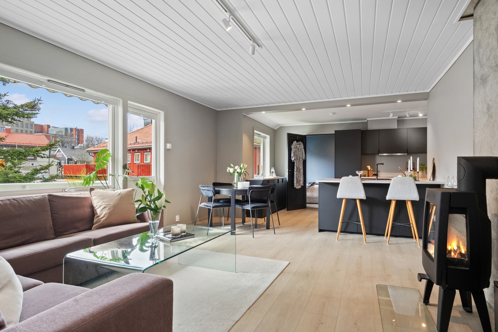 Gulvet har 1-stavs laminat, som står godt til vegger malt i en dus og delikat grånyanse. Galleribilde