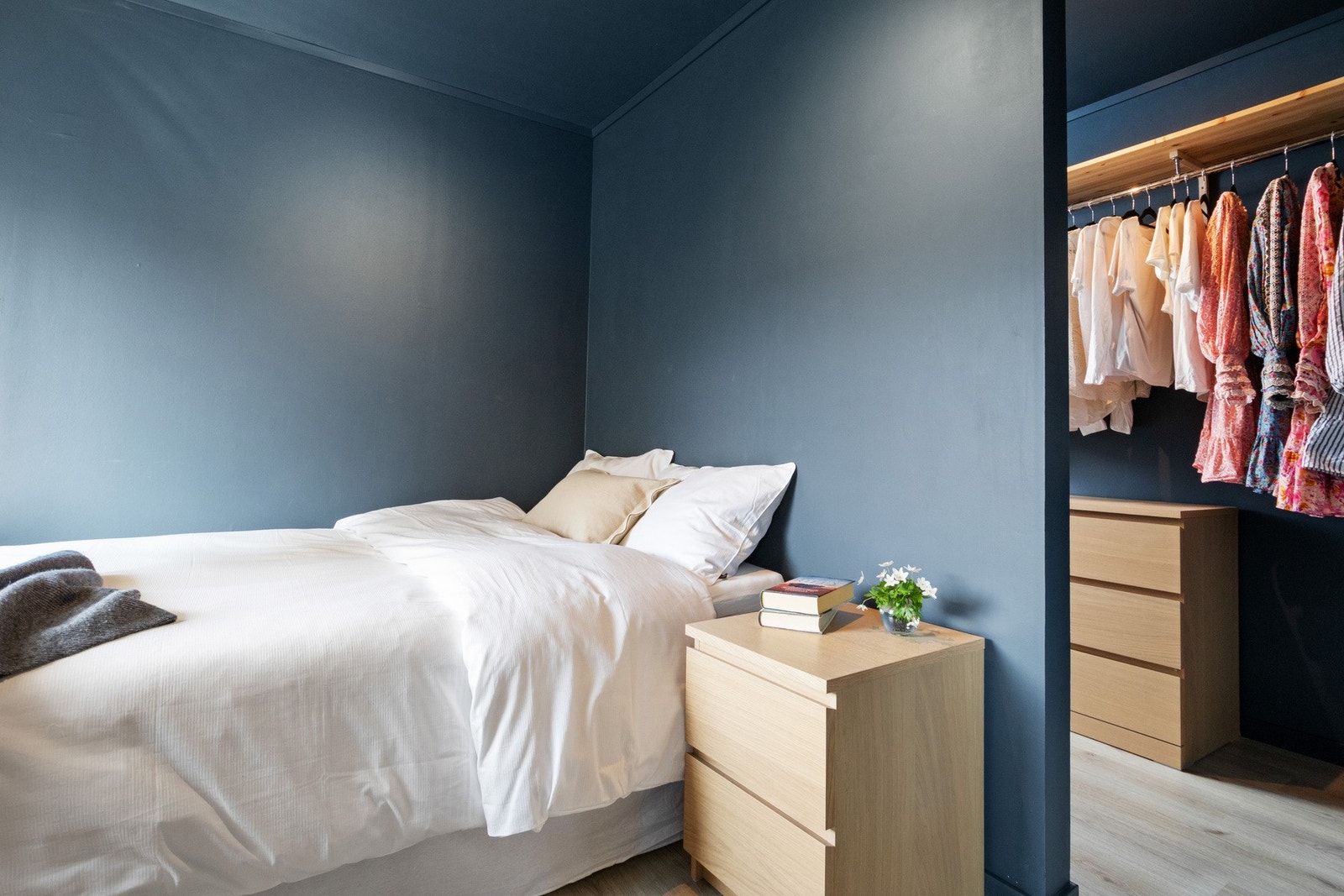 Soverommet har eget walk-in closet, og alle tak og vegger er malt i mørkeblått for en lun og avslappende atmosfære. Galleribilde