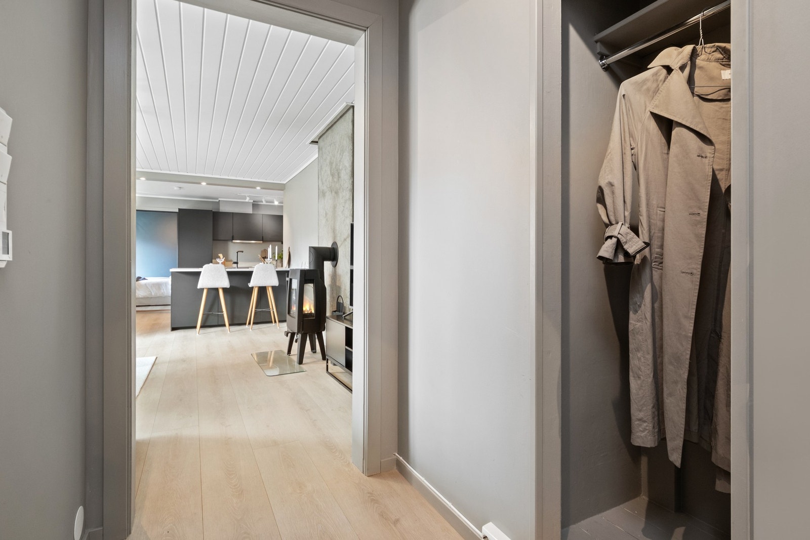 Yttertøyet ryddes enkelt bort i en innebygd garderobenisje med plassbygde hyller og en stang for oppheng. Galleribilde