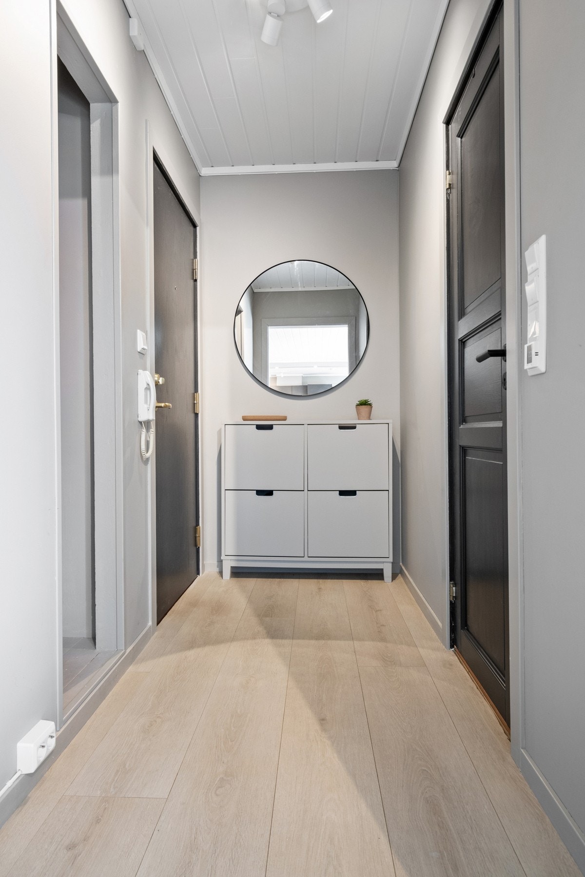 Vel inne har leiligheten en innbydende entré i direkte tilknytning til stuen, med det samme fine 1-stavs laminatgulvet fra 2021. Galleribilde