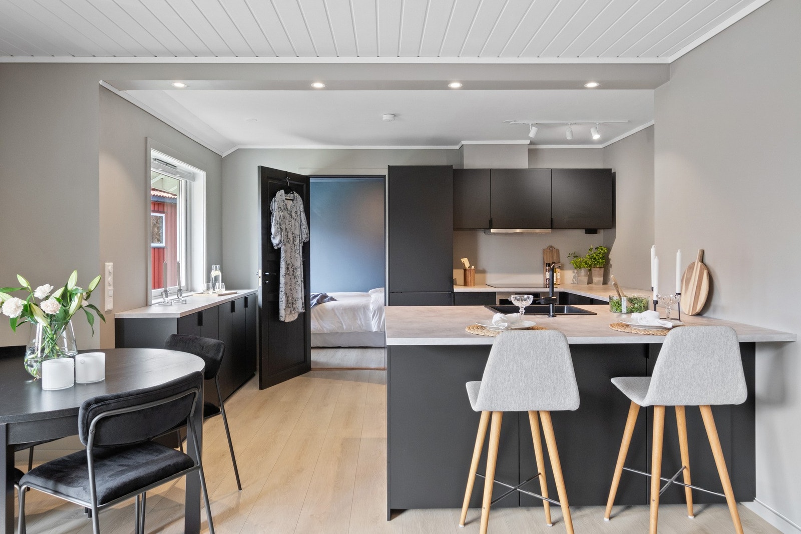 Kjøkkenet er stilrent og moderne, der mye skapplass og fine arbeidsflater gir høy funksjonalitet. Galleribilde