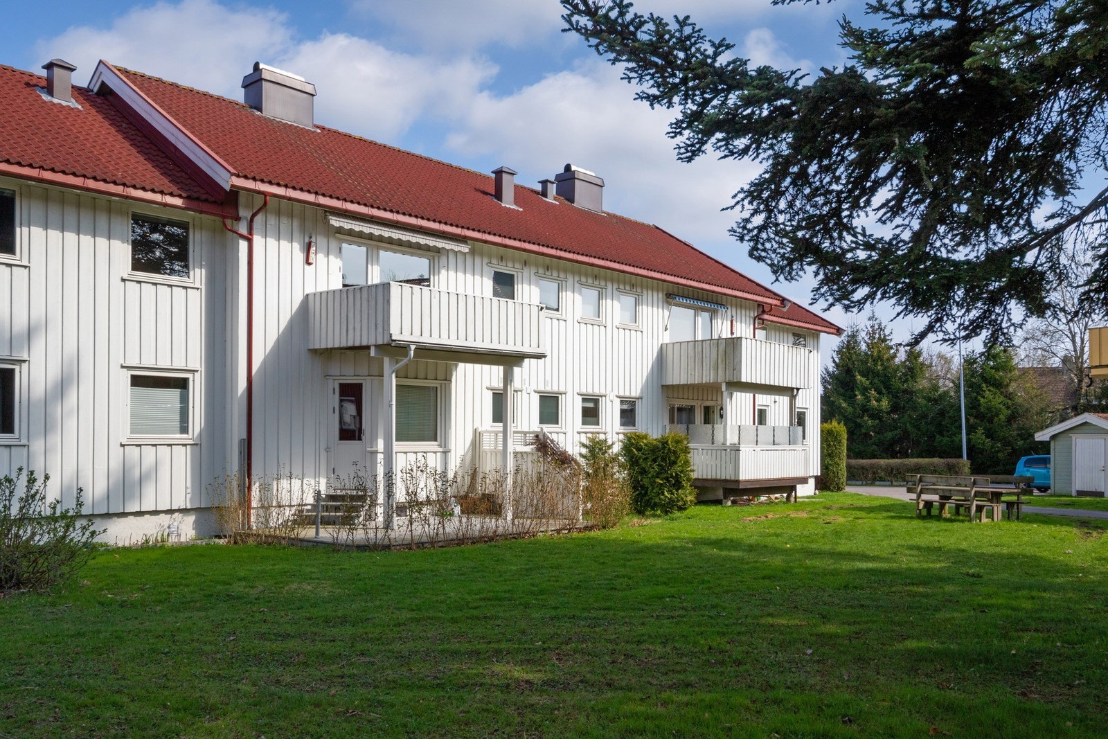 Et grønt fellesareal har hekker og sittegrupper Galleribilde