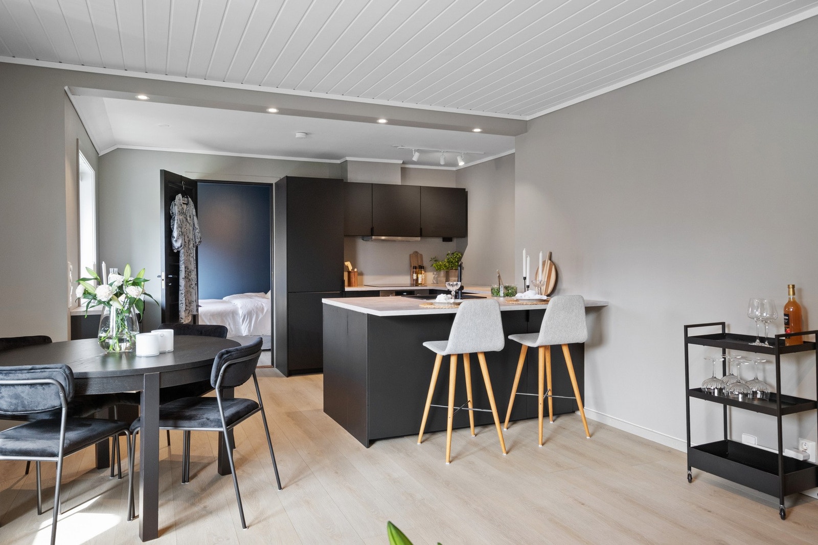 Leiligheten ble pusset opp i 2021, og resultatet er gjennomført med moderne fargevalg og gode løsninger. Galleribilde