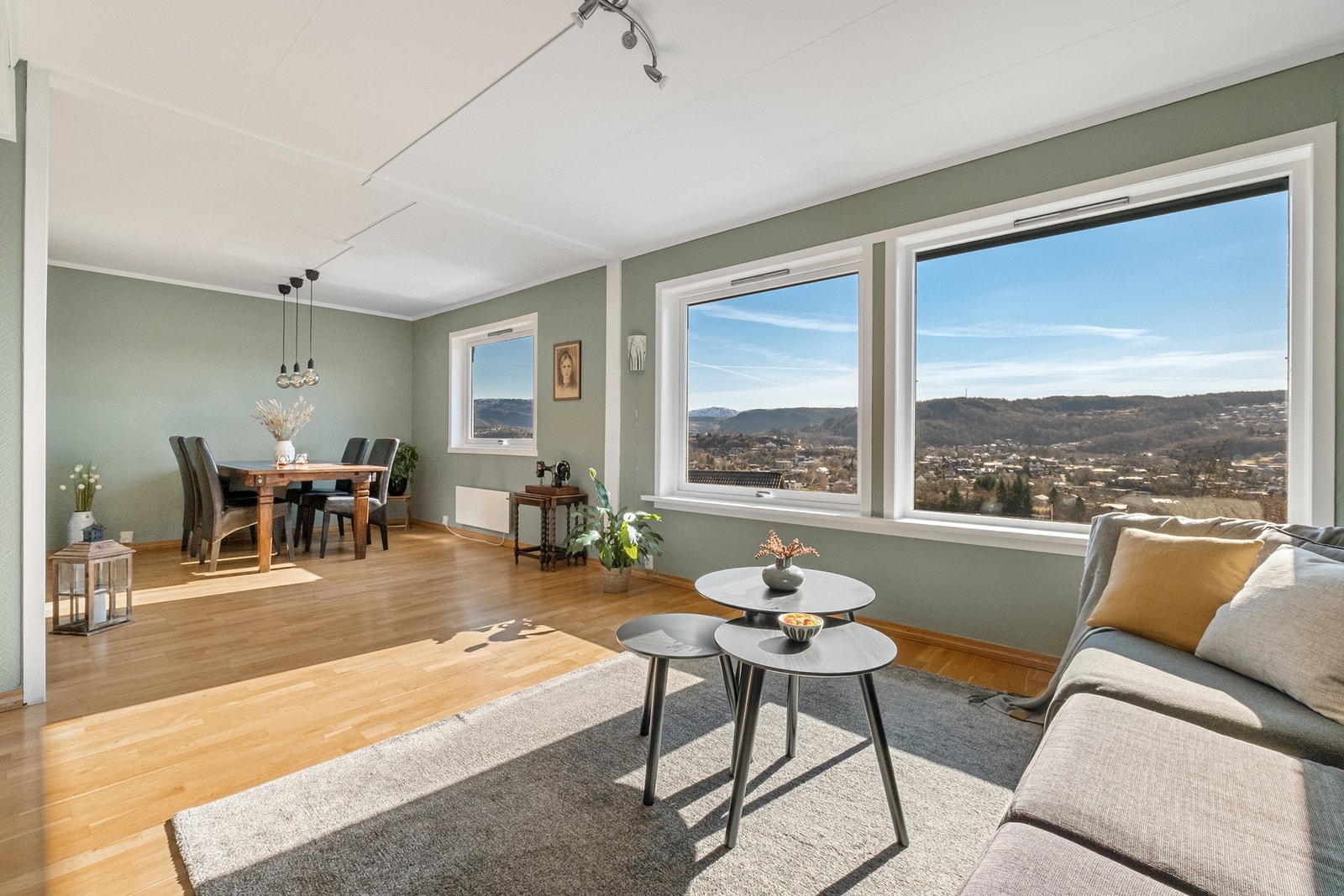 Store vindusflater skaper en hyggelig atmosfære og pen utsikt. Galleribilde